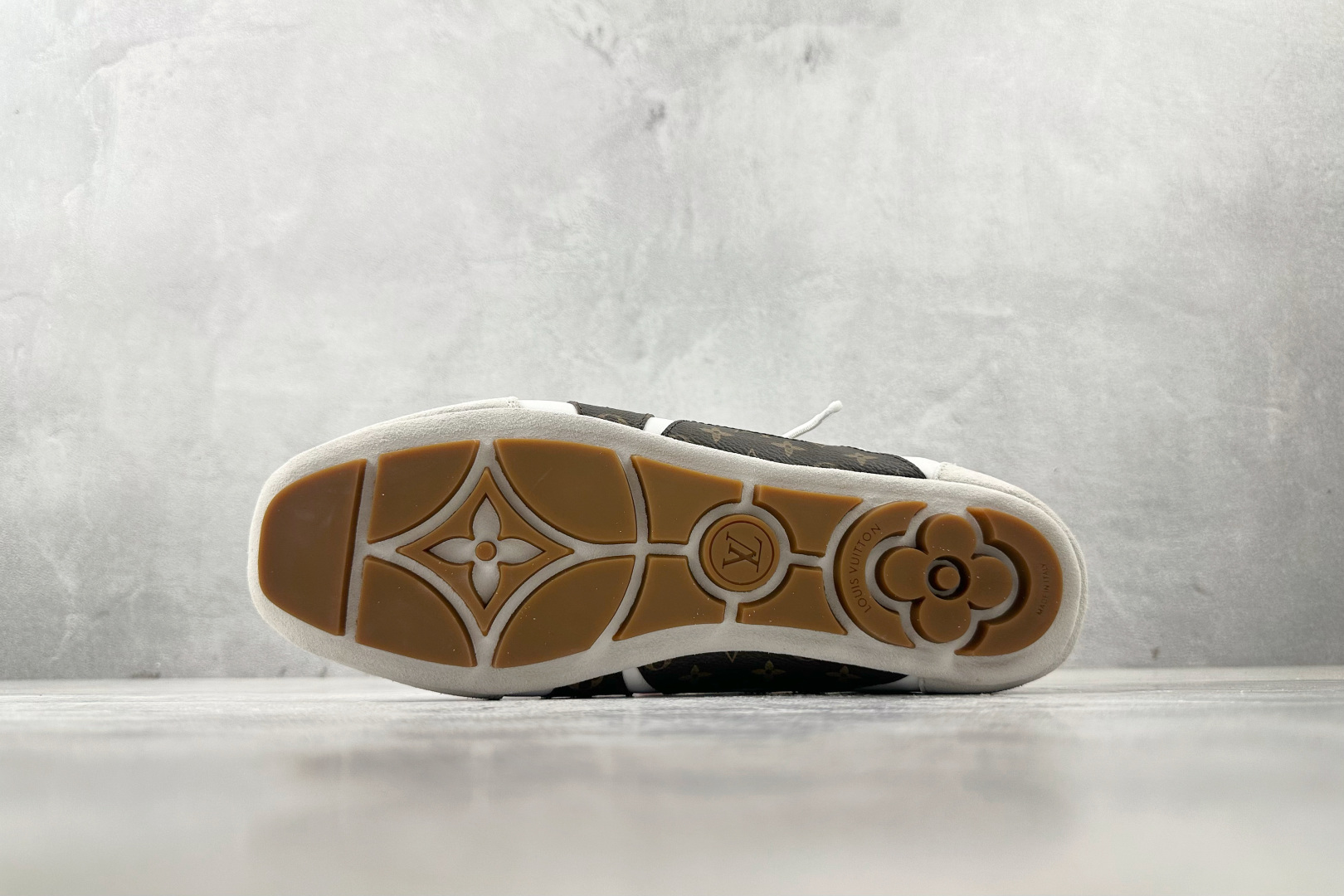 380 LOUIS VUITTSneakerina 白灰棕  1AHNCA