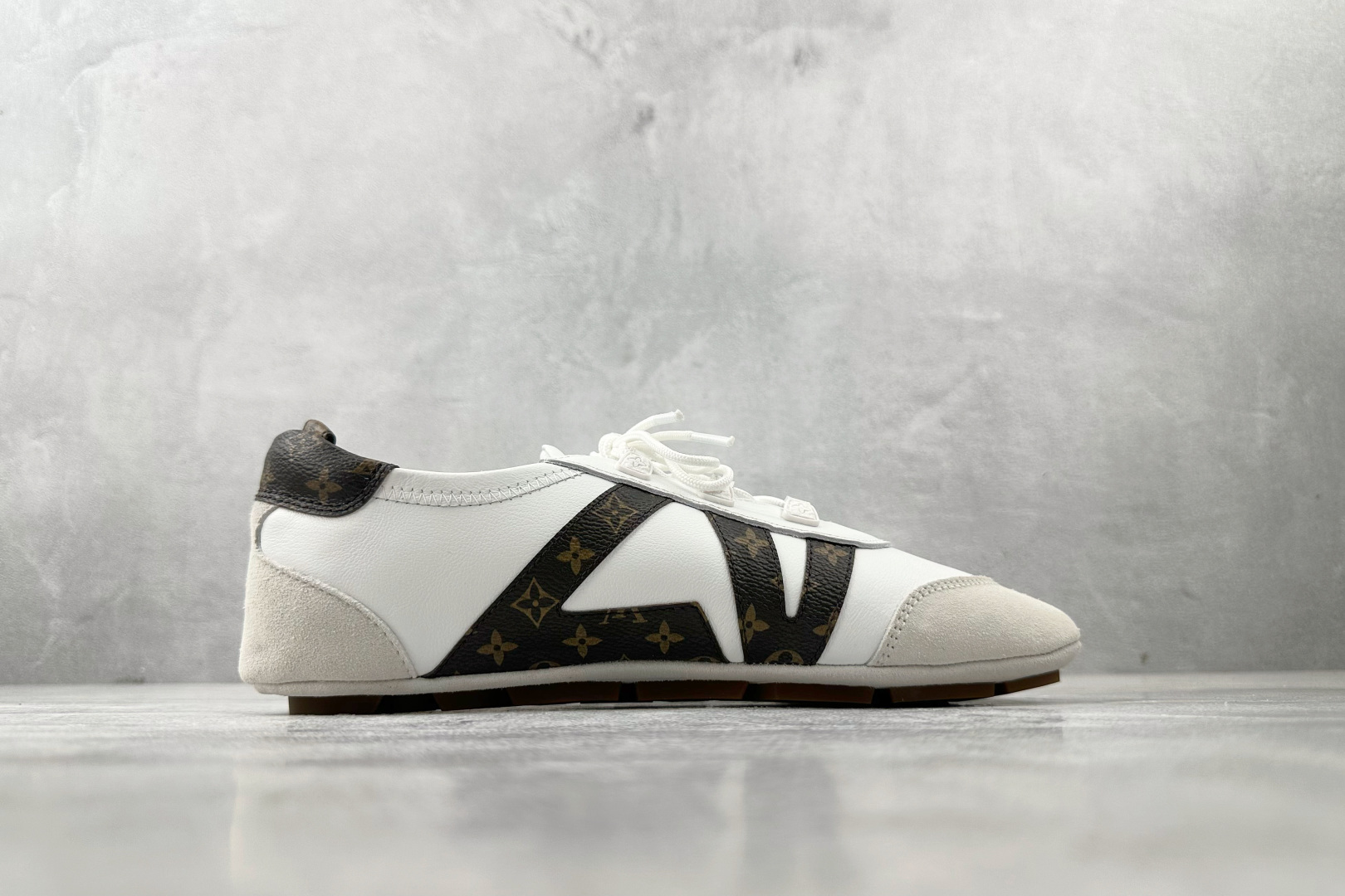 380 LOUIS VUITTSneakerina 白灰棕  1AHNCA