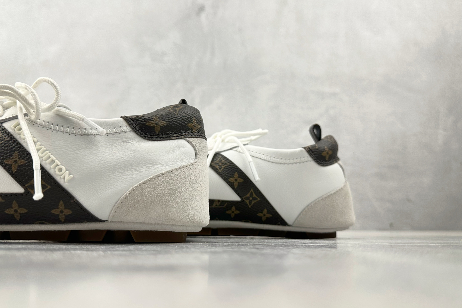 380 LOUIS VUITTSneakerina 白灰棕  1AHNCA