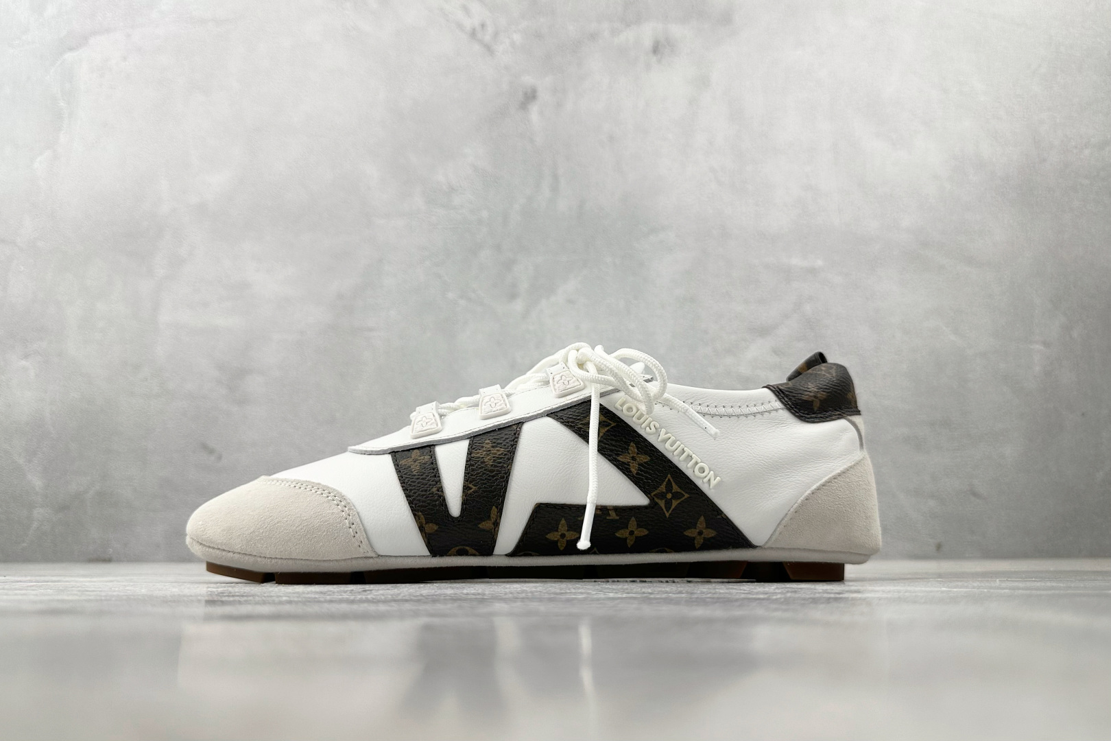 380 LOUIS VUITTSneakerina 白灰棕  1AHNCA