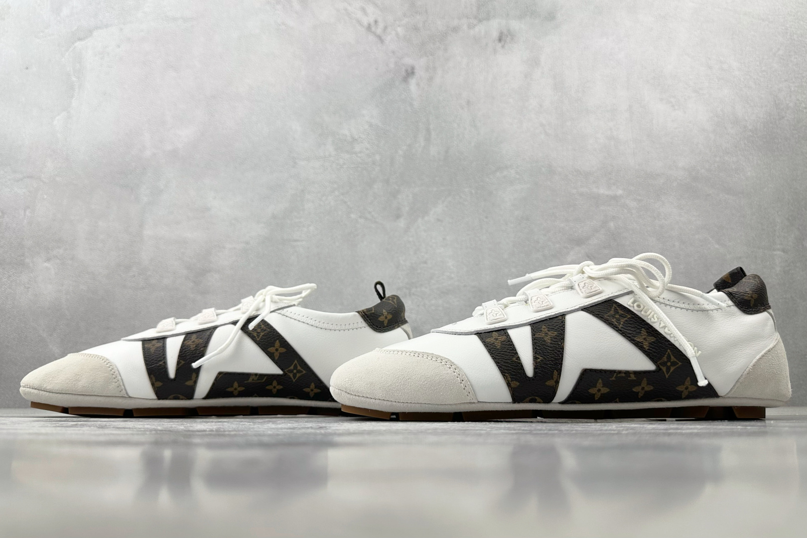 380 LOUIS VUITTSneakerina 白灰棕  1AHNCA
