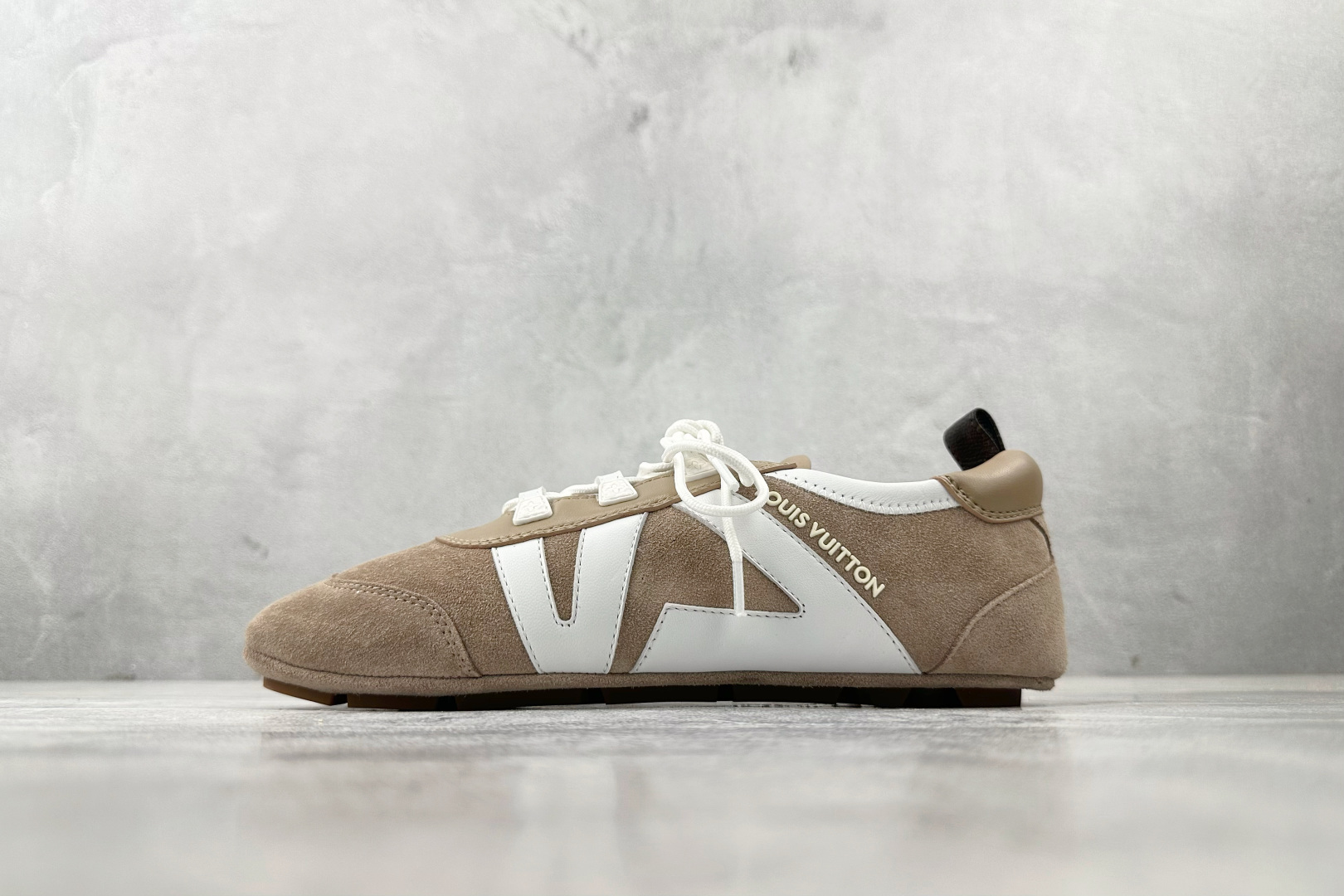 380 LOUIS VUITTSneakerina 褐色  1AHN