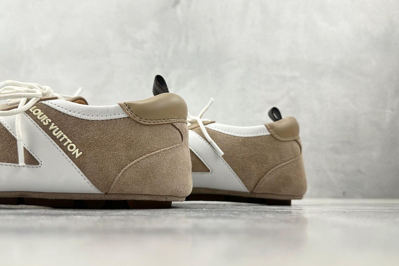 380 LOUIS VUITTSneakerina 褐色  1AHN