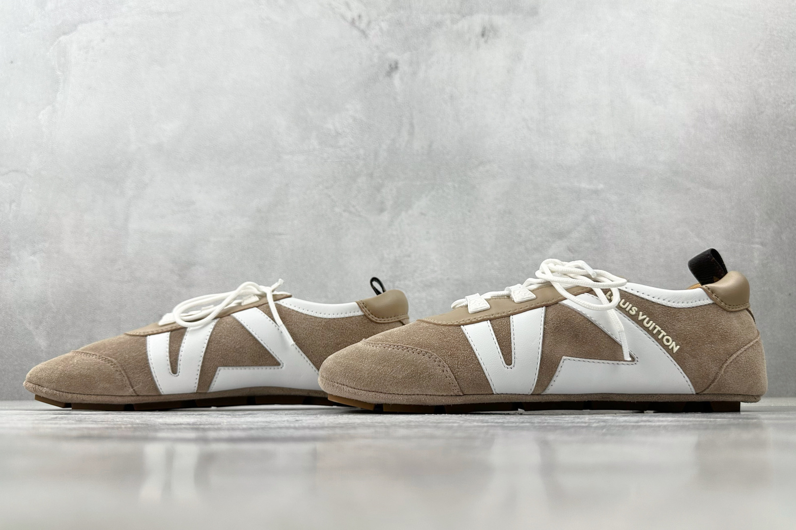 380 LOUIS VUITTSneakerina 褐色  1AHN