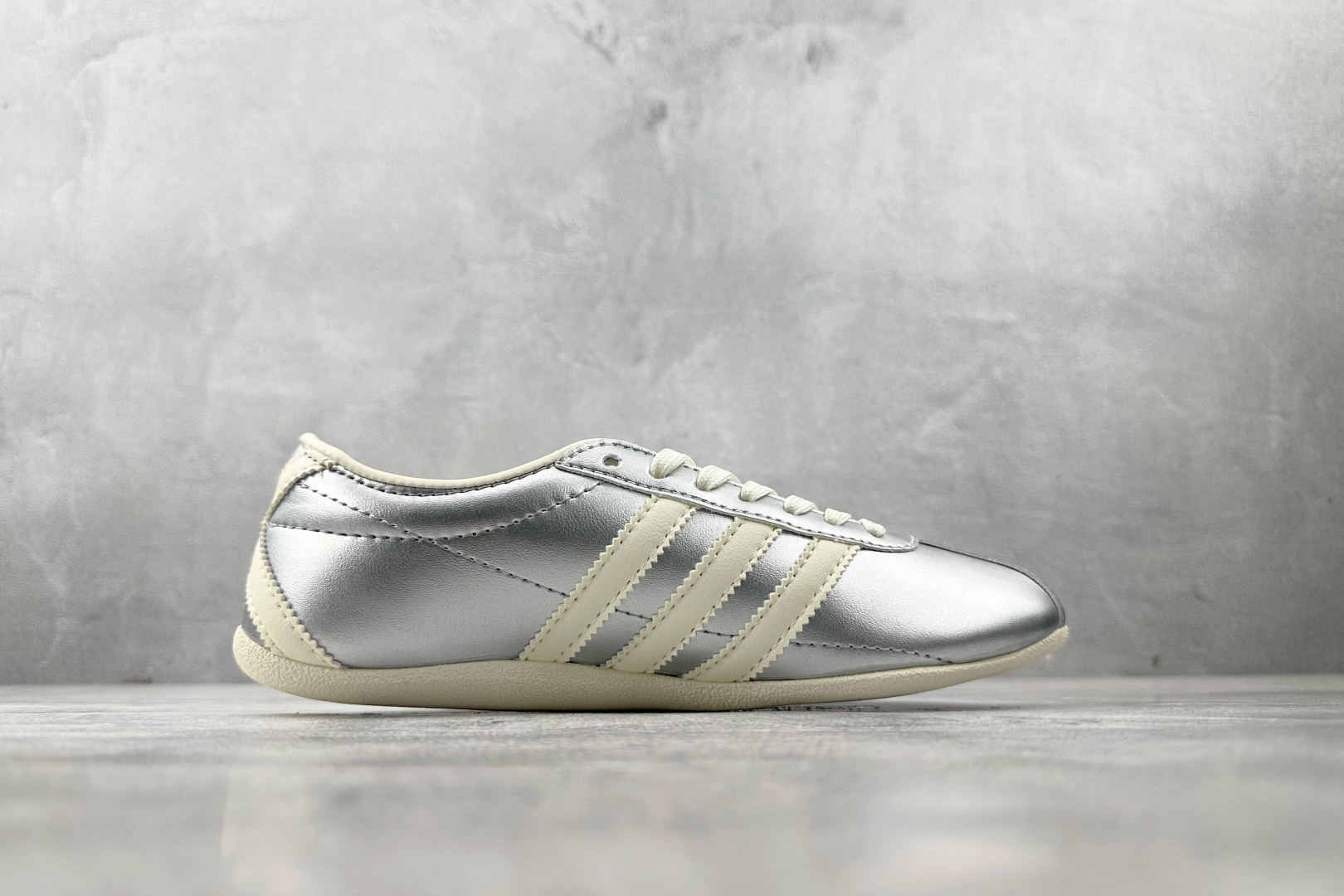 170 出口订单 adidoriginals TOKYO 银色  JQ0593