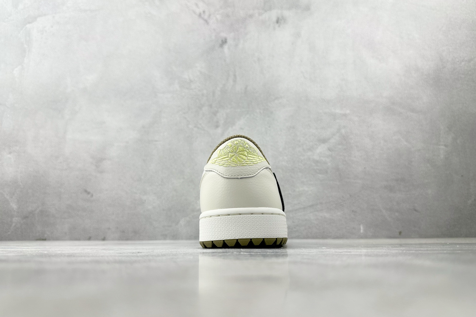 360 Travis Scott x Jordan Air Jordan 1 Low Golf 倒钩 6.0棕白  FZ3124-200