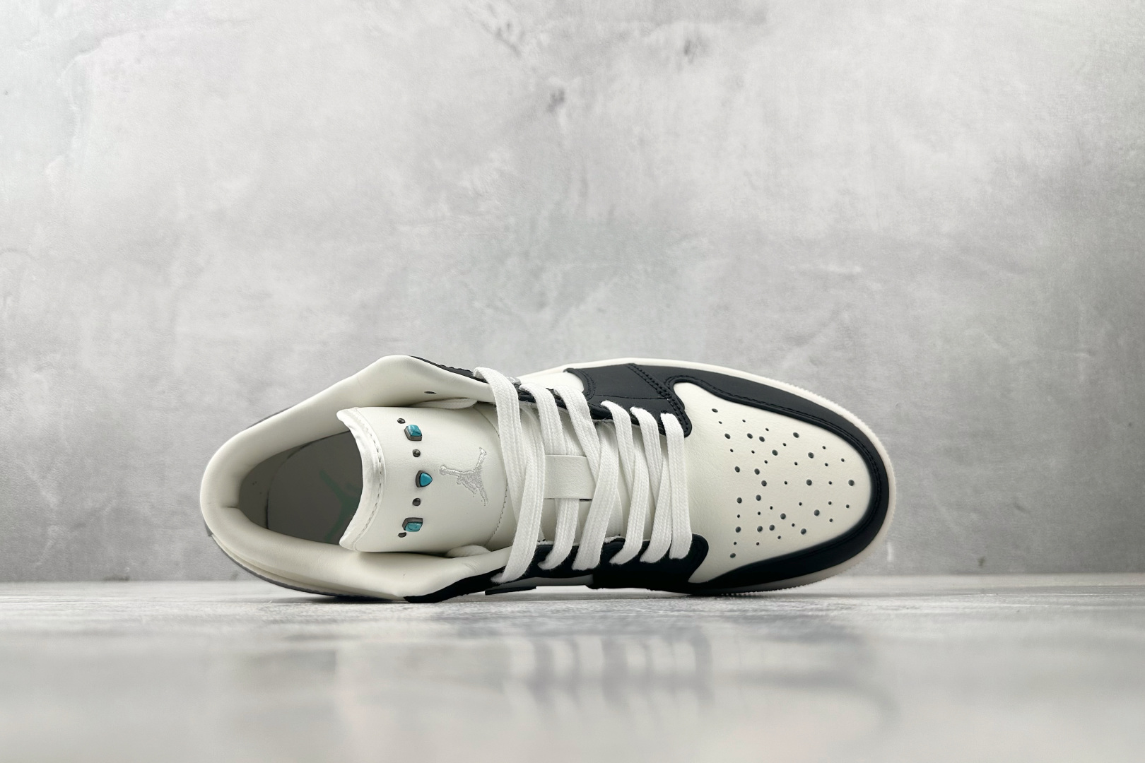 240 Jordan Air Jordan 1 白灰黑 IO2242-101