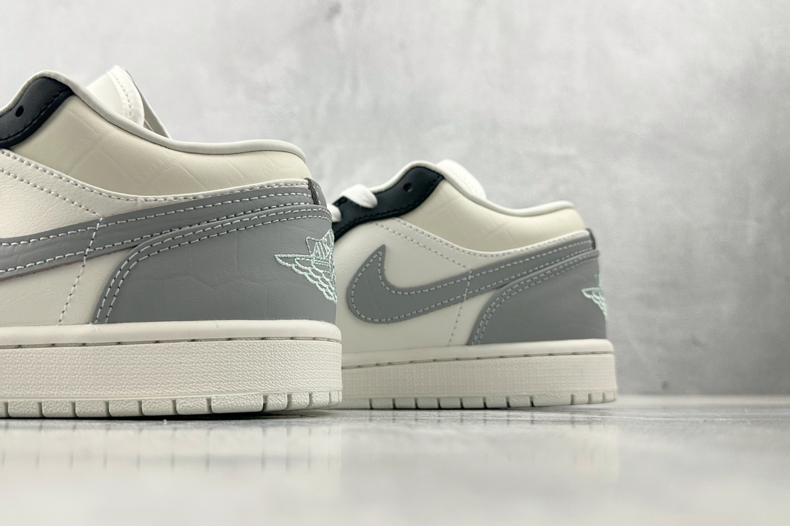 240 Jordan Air Jordan 1 白灰黑 IO2242-101