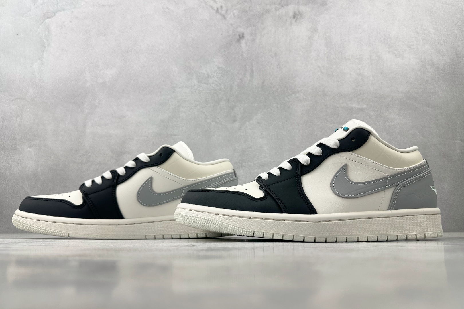 240 Jordan Air Jordan 1 白灰黑 IO2242-101