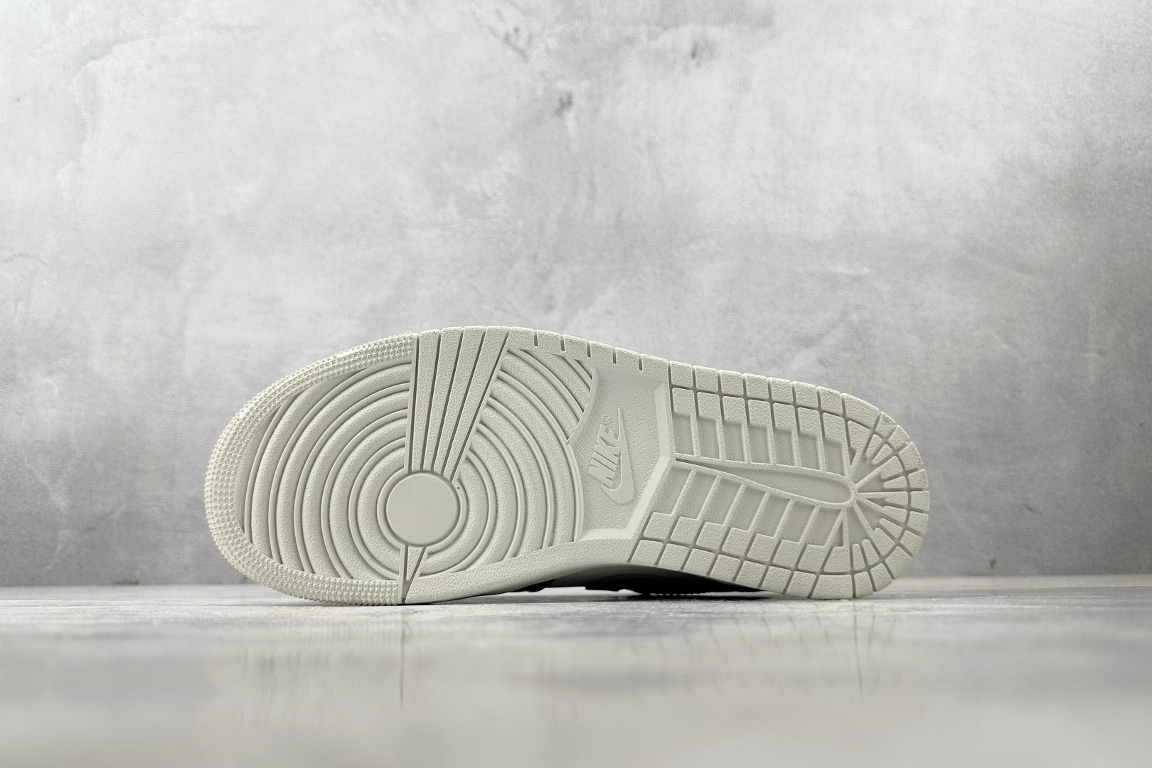 240 Jordan Air Jordan 1 白灰黑 IO2242-101