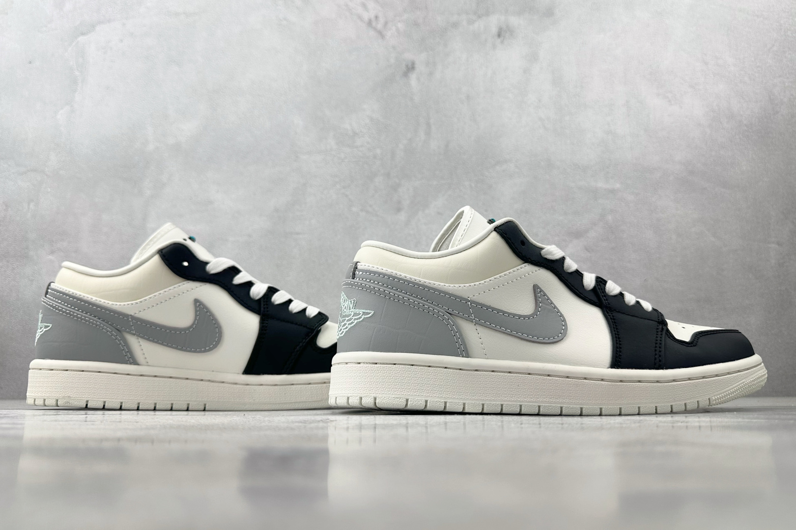 240 Jordan Air Jordan 1 白灰黑 IO2242-101