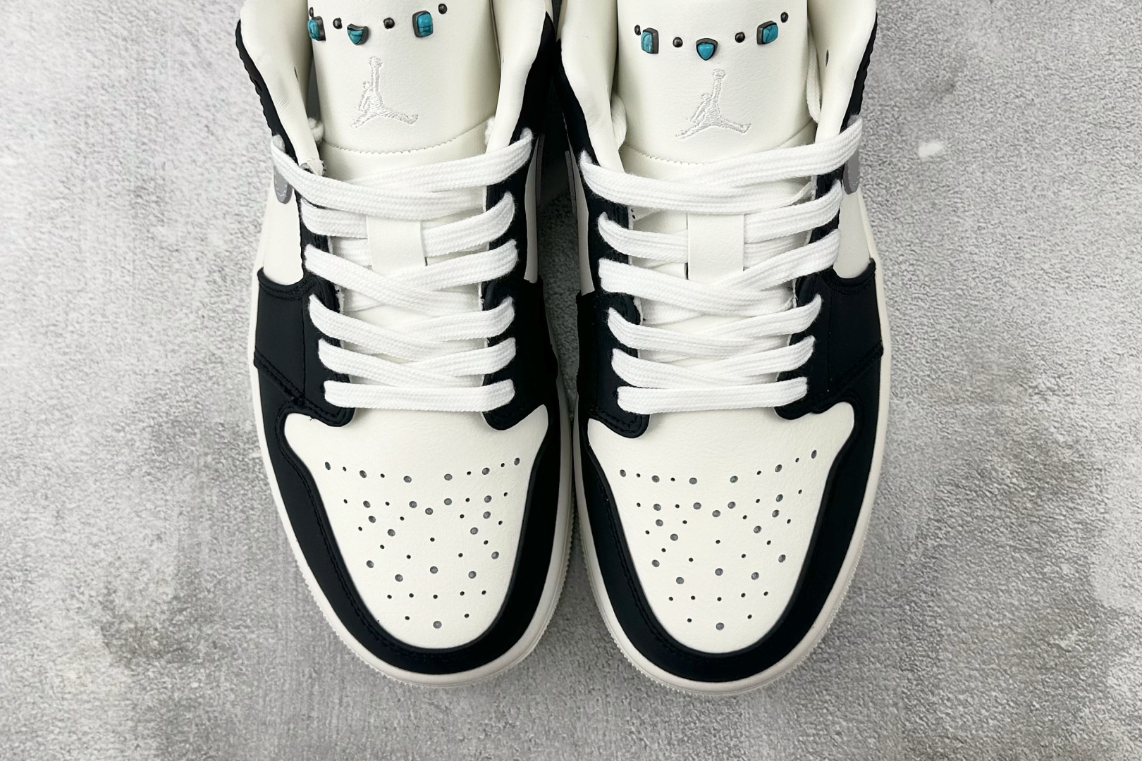 240 Jordan Air Jordan 1 白灰黑 IO2242-101