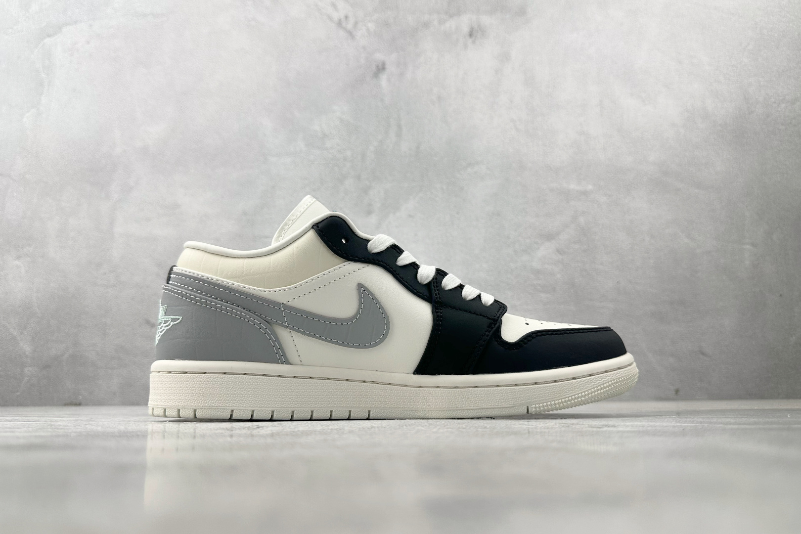 240 Jordan Air Jordan 1 白灰黑 IO2242-101