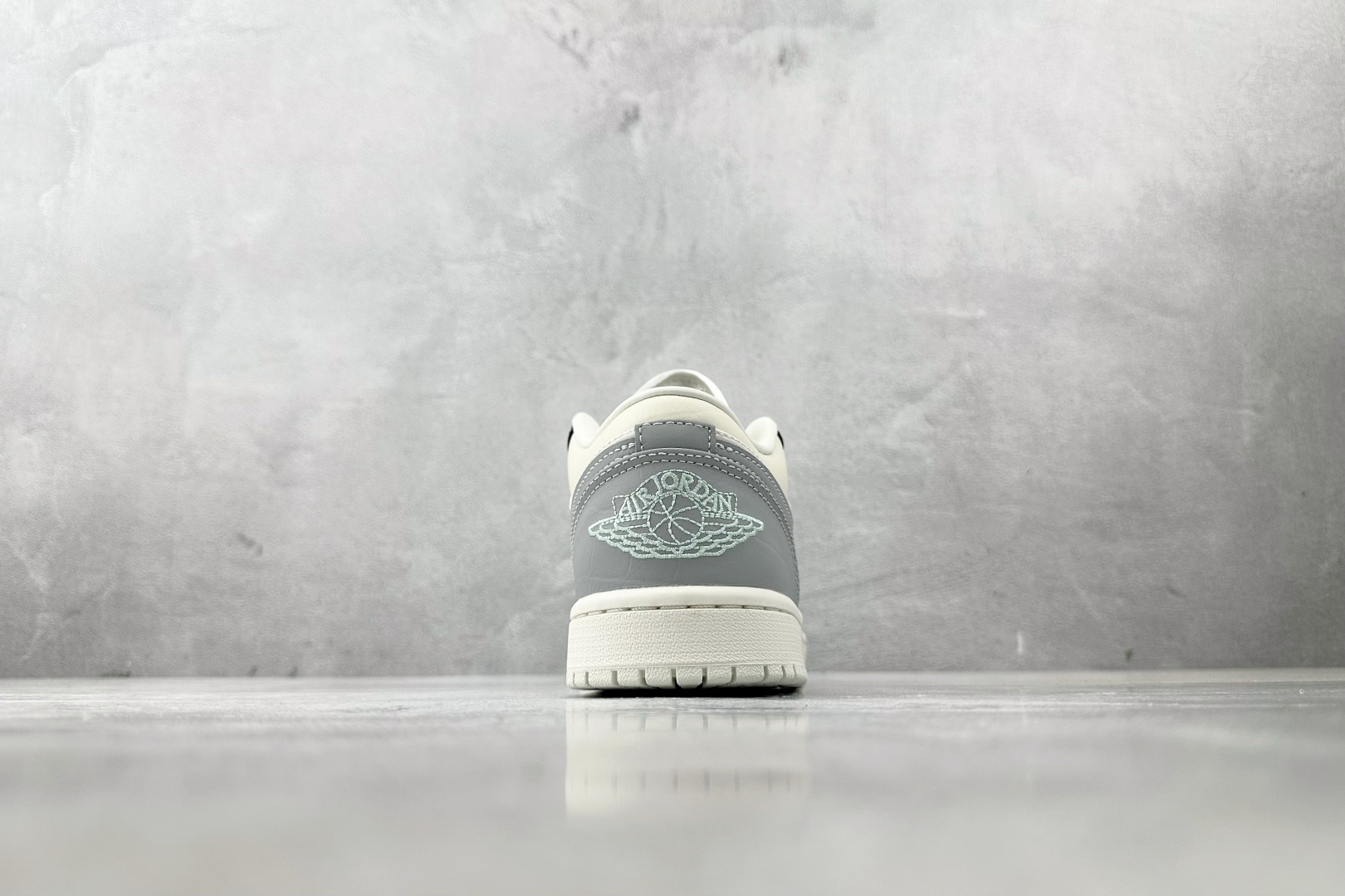 240 Jordan Air Jordan 1 白灰黑 IO2242-101