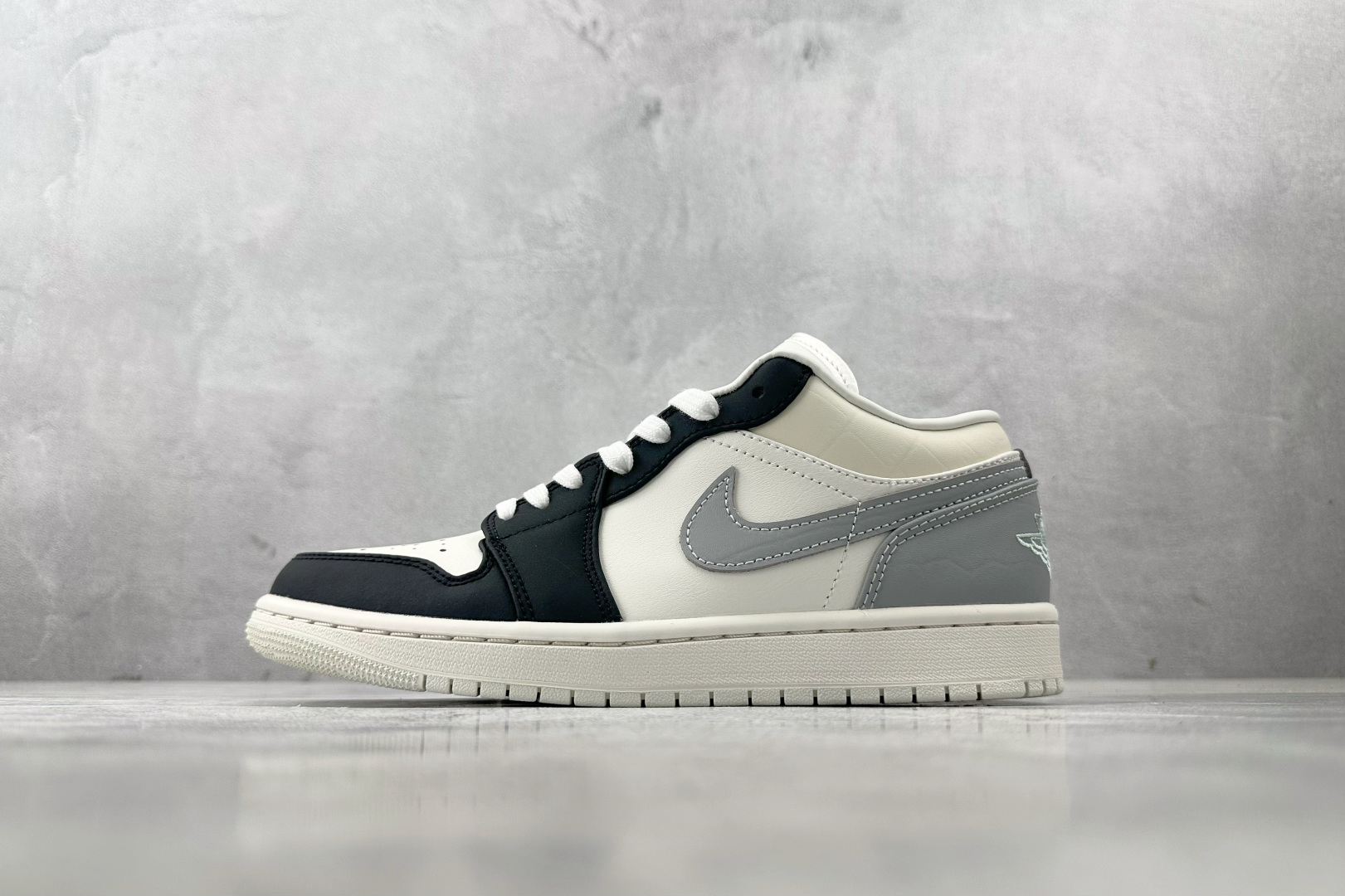 240 Jordan Air Jordan 1 白灰黑 IO2242-101
