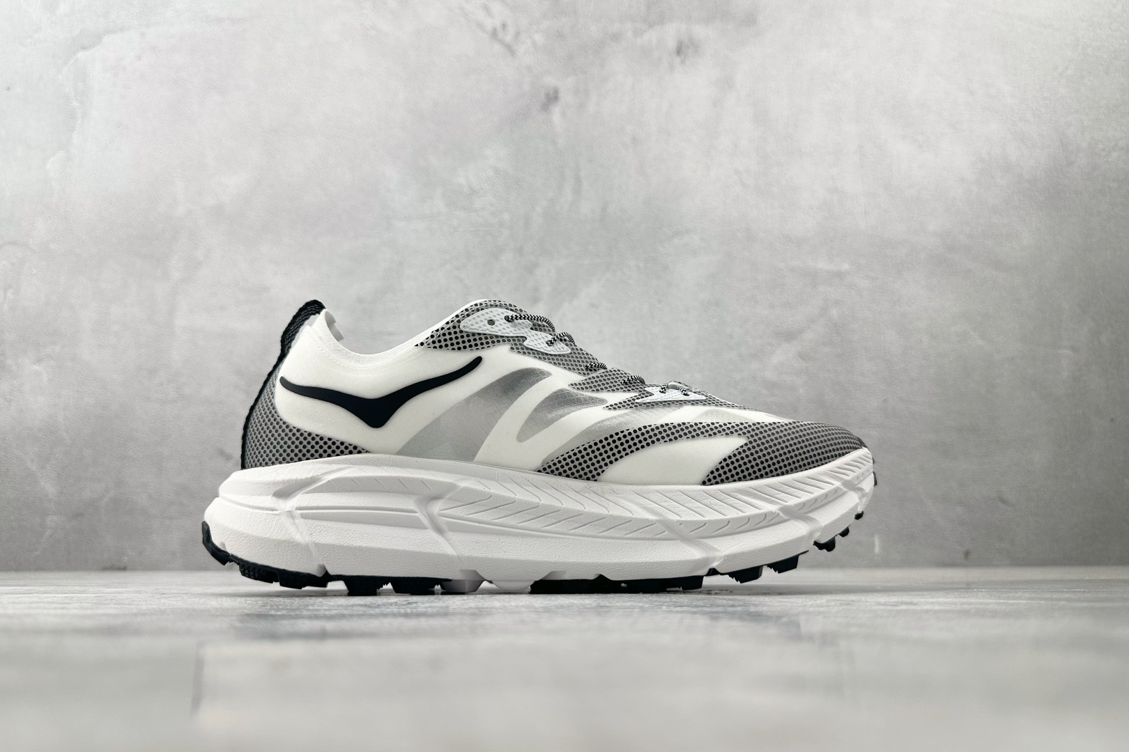 220 HOKA ONE ONE Mafate Speed 4 白黑 1168971-WBLC
