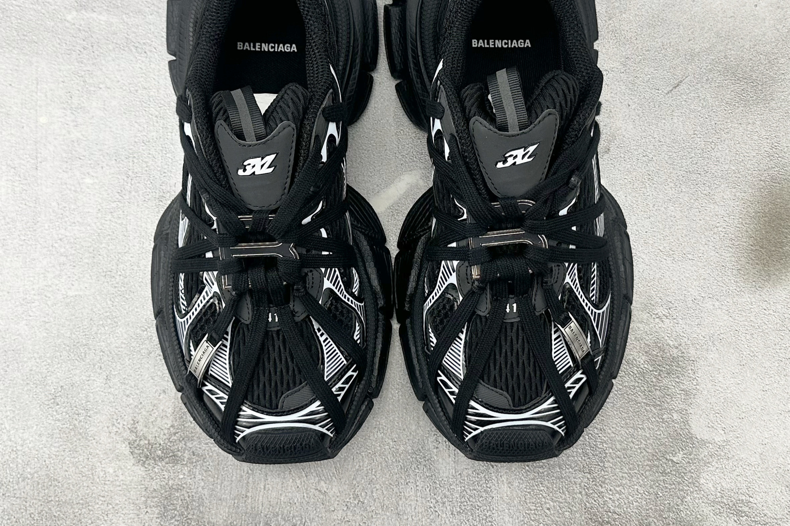 330 Balenciaga巴黎世家 3XL 黑白绑带 734734W3XL59110