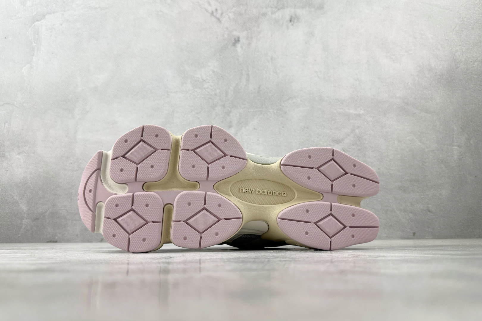 
New Balance NB 9060 浅灰紫

货号：U9060GM
尺码：36 36.5 37.5