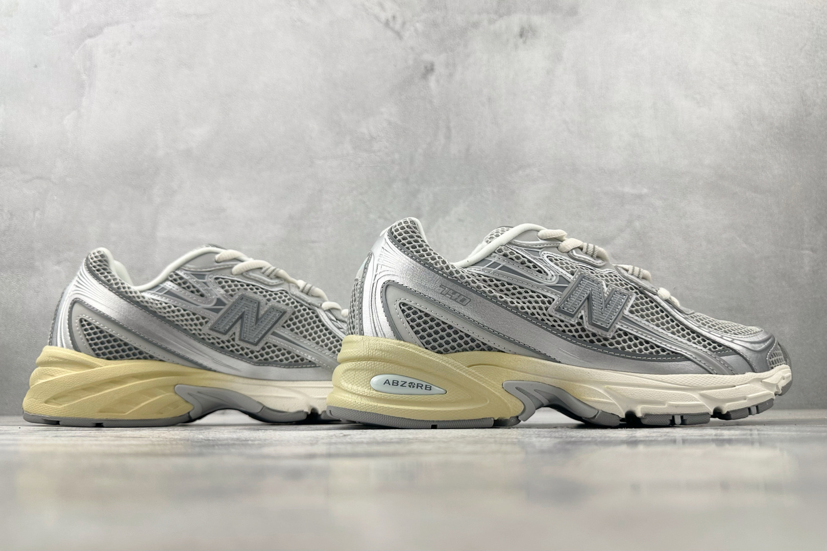 200 New Balance NB 740 银色 U740AR2