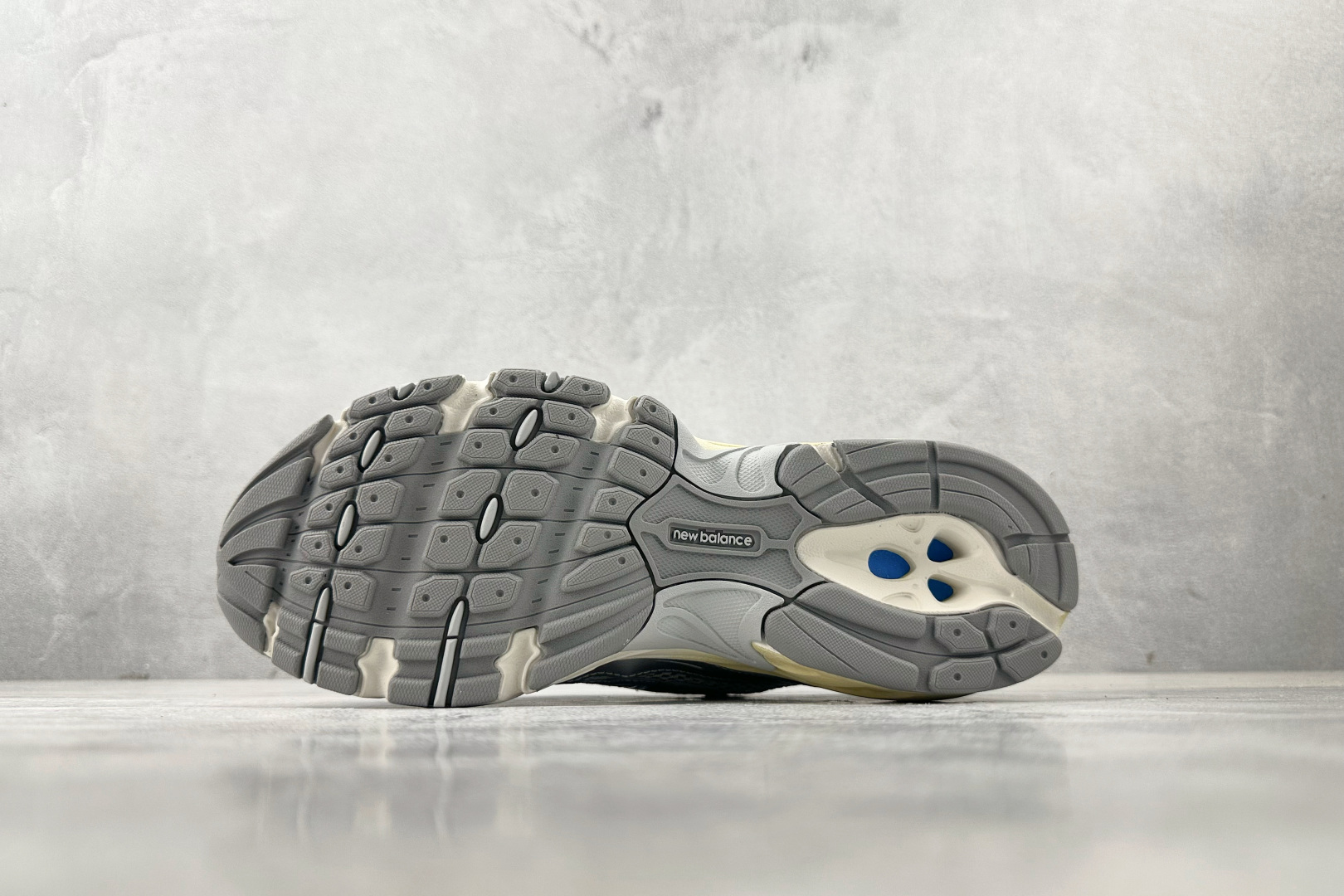 200 New Balance NB 740 银色 U740AR2