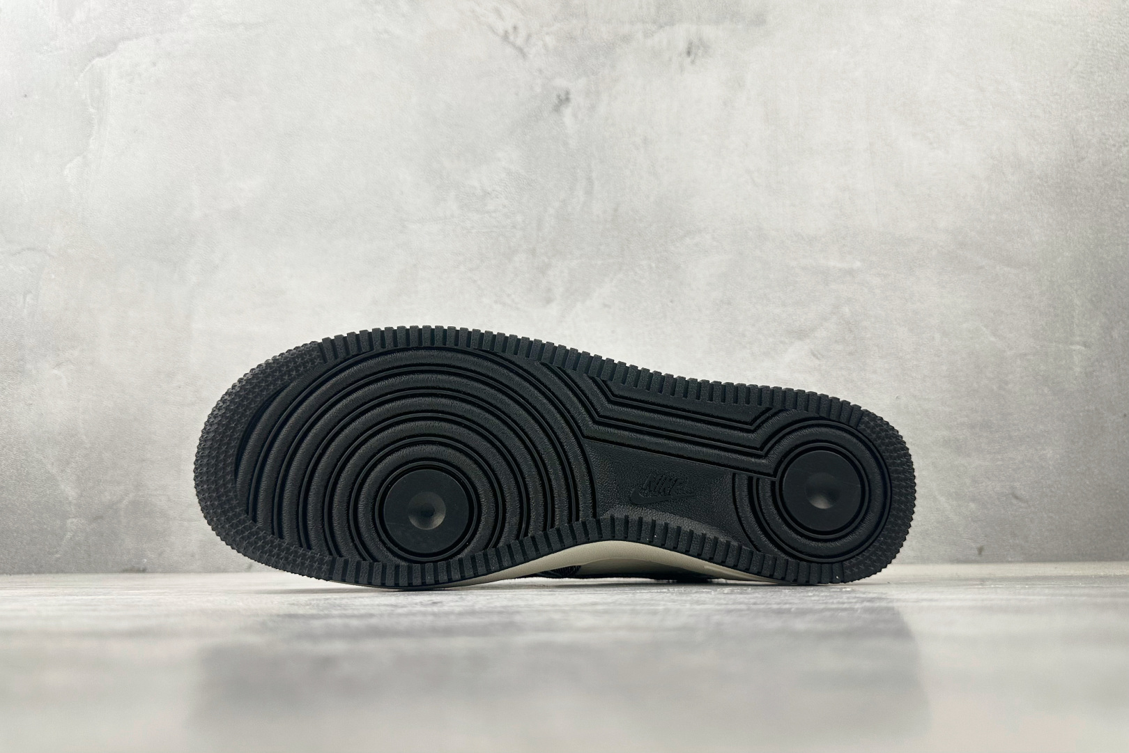 Nike Air Force 1 07 LV联名 黑白 DF0188-077-莆田鞋,莆田鞋货源,高仿鞋,高仿鞋货源,安福档口,莆田高仿鞋,莆田鞋批发,高仿鞋批发,莆田高仿运动鞋,高仿运动鞋,莆田运动鞋 Nike Air Force 1 07 LV联名 黑白 DF0188-077