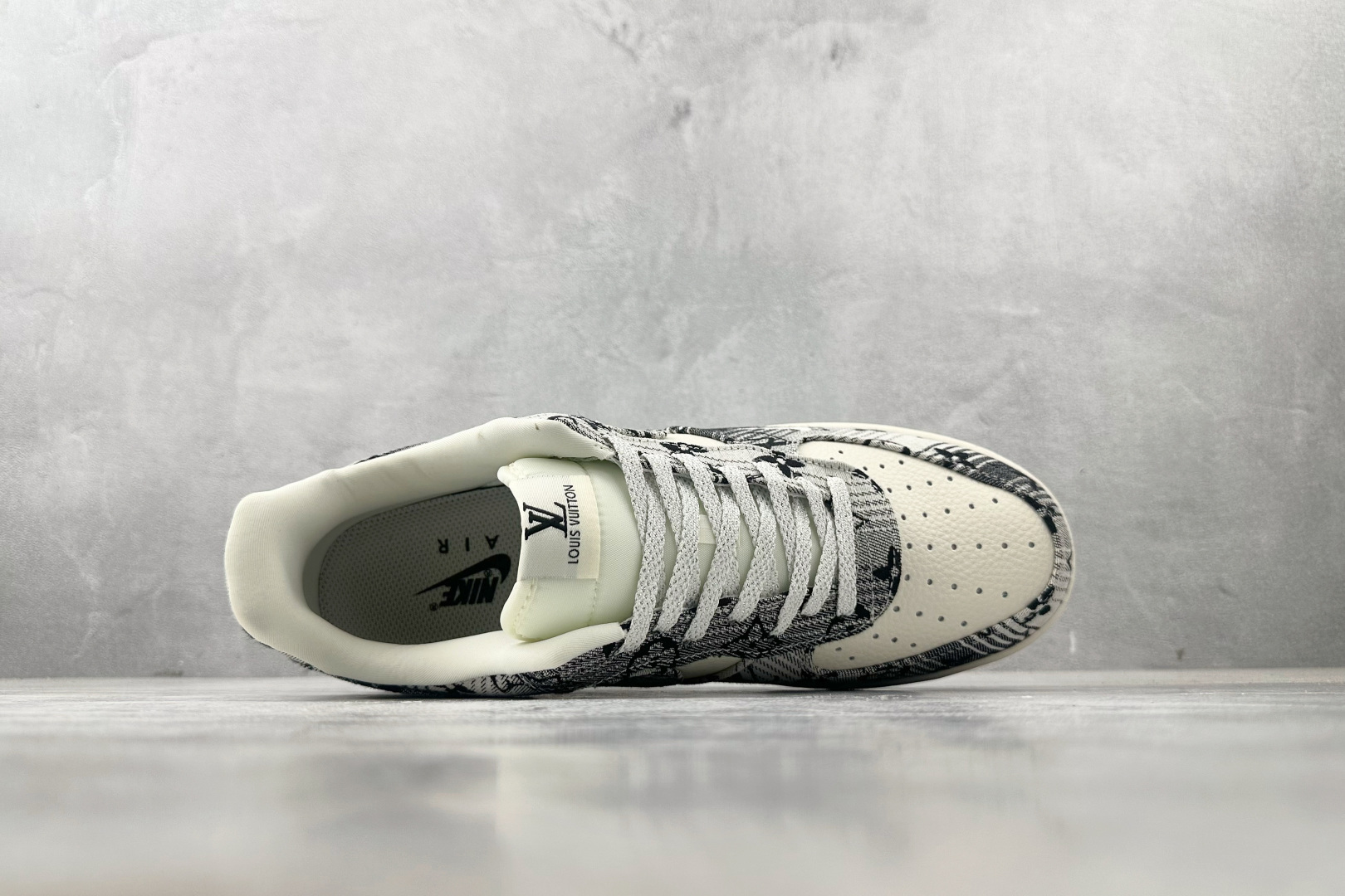 Nike Air Force 1 07 LV联名 黑白 DF0188-077-莆田鞋,莆田鞋货源,高仿鞋,高仿鞋货源,安福档口,莆田高仿鞋,莆田鞋批发,高仿鞋批发,莆田高仿运动鞋,高仿运动鞋,莆田运动鞋 Nike Air Force 1 07 LV联名 黑白 DF0188-077