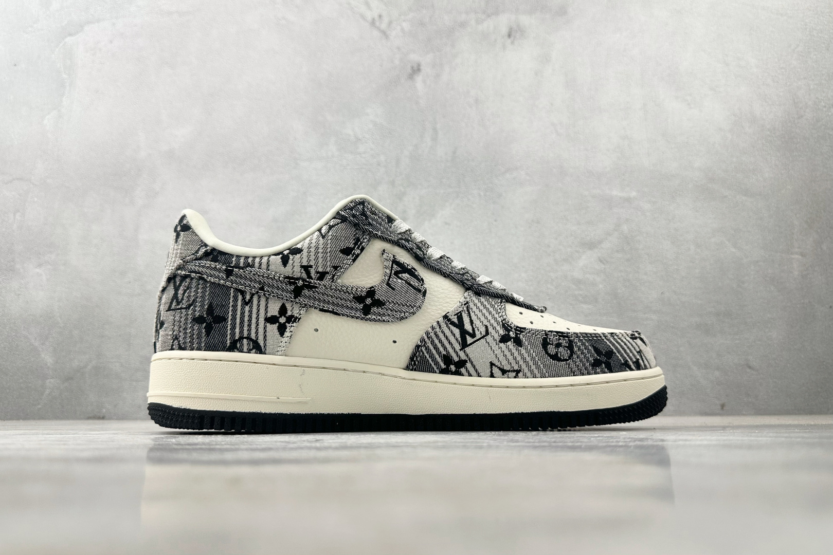 Nike Air Force 1 07 LV联名 黑白 DF0188-077-莆田鞋,莆田鞋货源,高仿鞋,高仿鞋货源,安福档口,莆田高仿鞋,莆田鞋批发,高仿鞋批发,莆田高仿运动鞋,高仿运动鞋,莆田运动鞋 Nike Air Force 1 07 LV联名 黑白 DF0188-077
