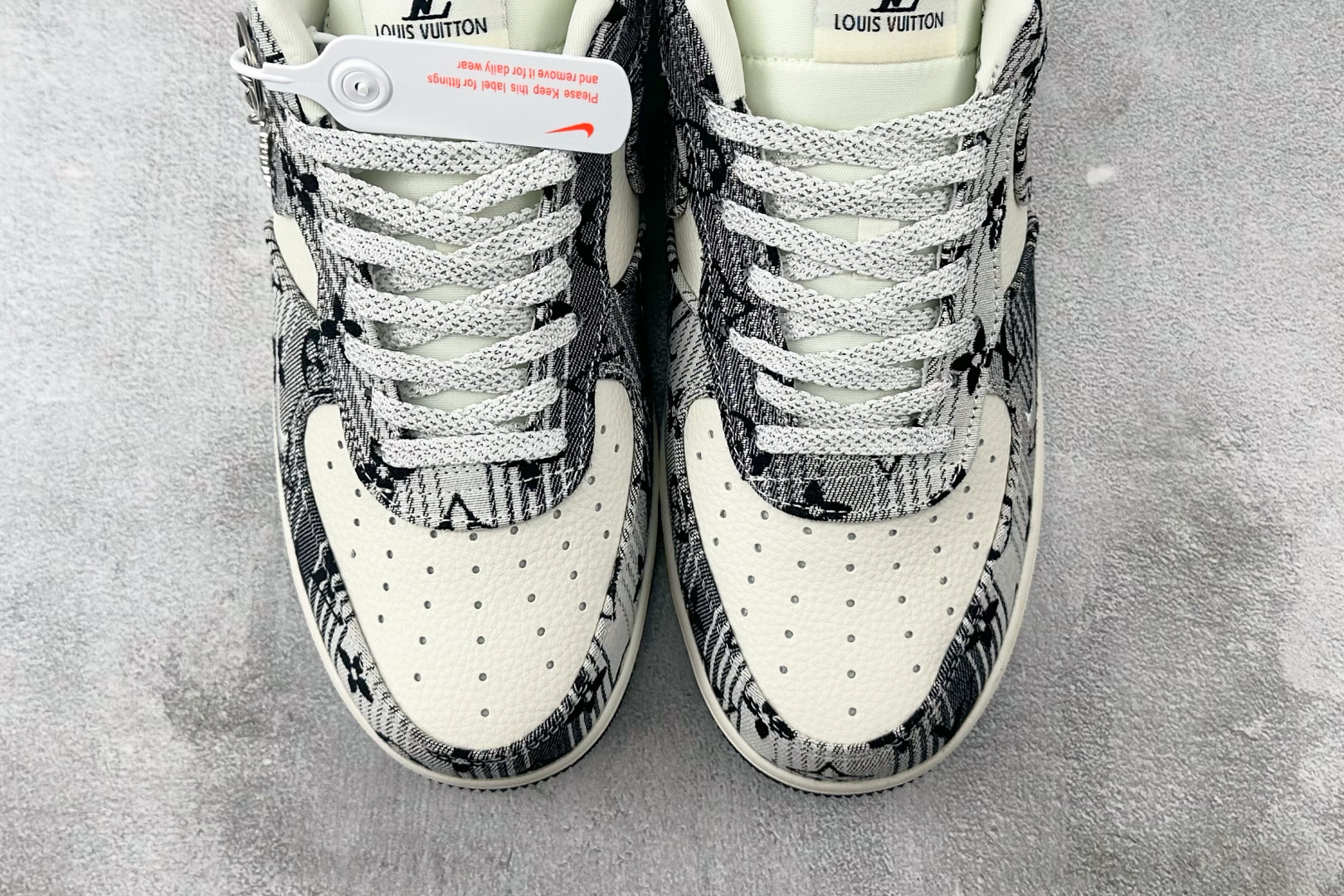 Nike Air Force 1 07 LV联名 黑白 DF0188-077-莆田鞋,莆田鞋货源,高仿鞋,高仿鞋货源,安福档口,莆田高仿鞋,莆田鞋批发,高仿鞋批发,莆田高仿运动鞋,高仿运动鞋,莆田运动鞋 Nike Air Force 1 07 LV联名 黑白 DF0188-077