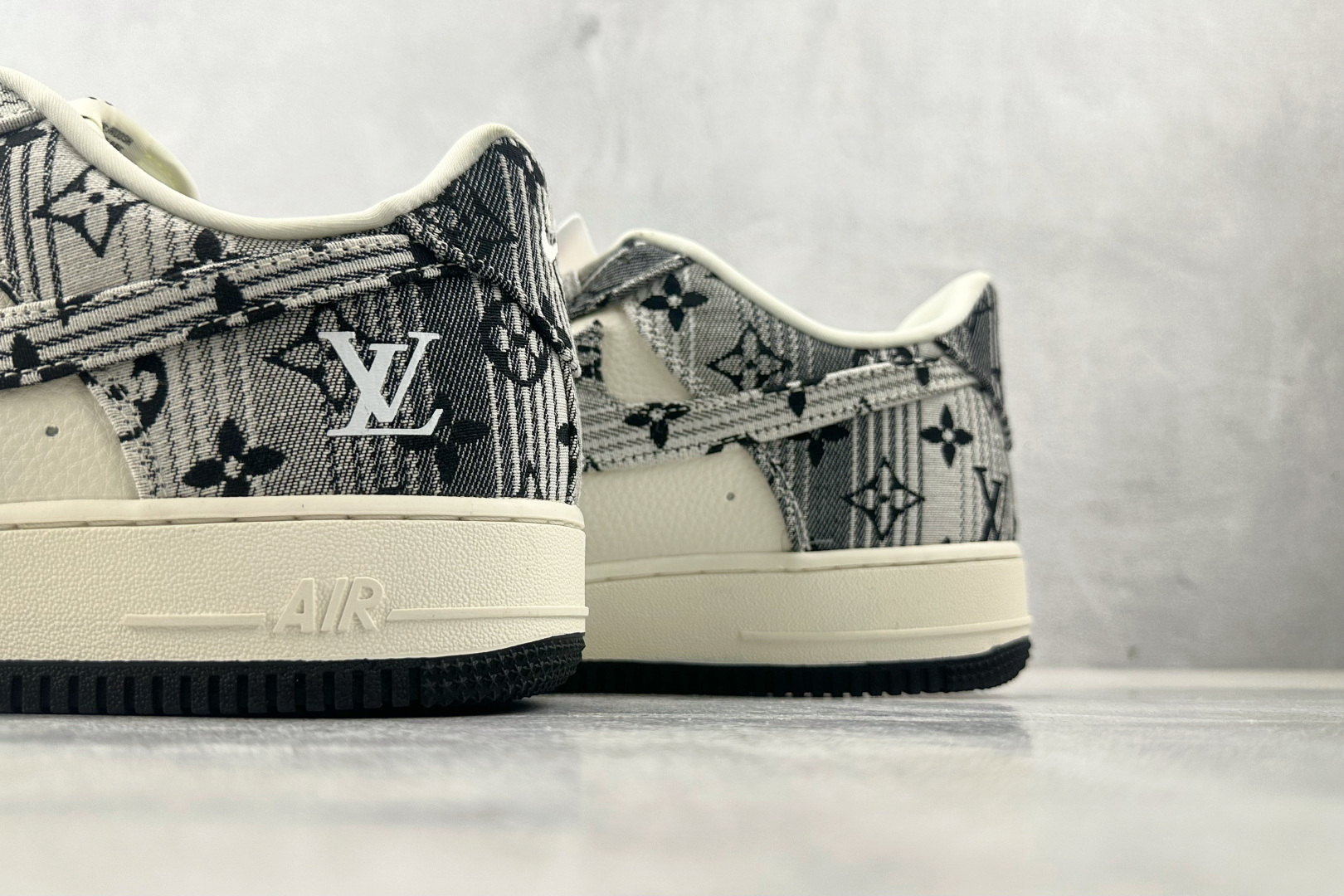 Nike Air Force 1 07 LV联名 黑白 DF0188-077-莆田鞋,莆田鞋货源,高仿鞋,高仿鞋货源,安福档口,莆田高仿鞋,莆田鞋批发,高仿鞋批发,莆田高仿运动鞋,高仿运动鞋,莆田运动鞋 Nike Air Force 1 07 LV联名 黑白 DF0188-077