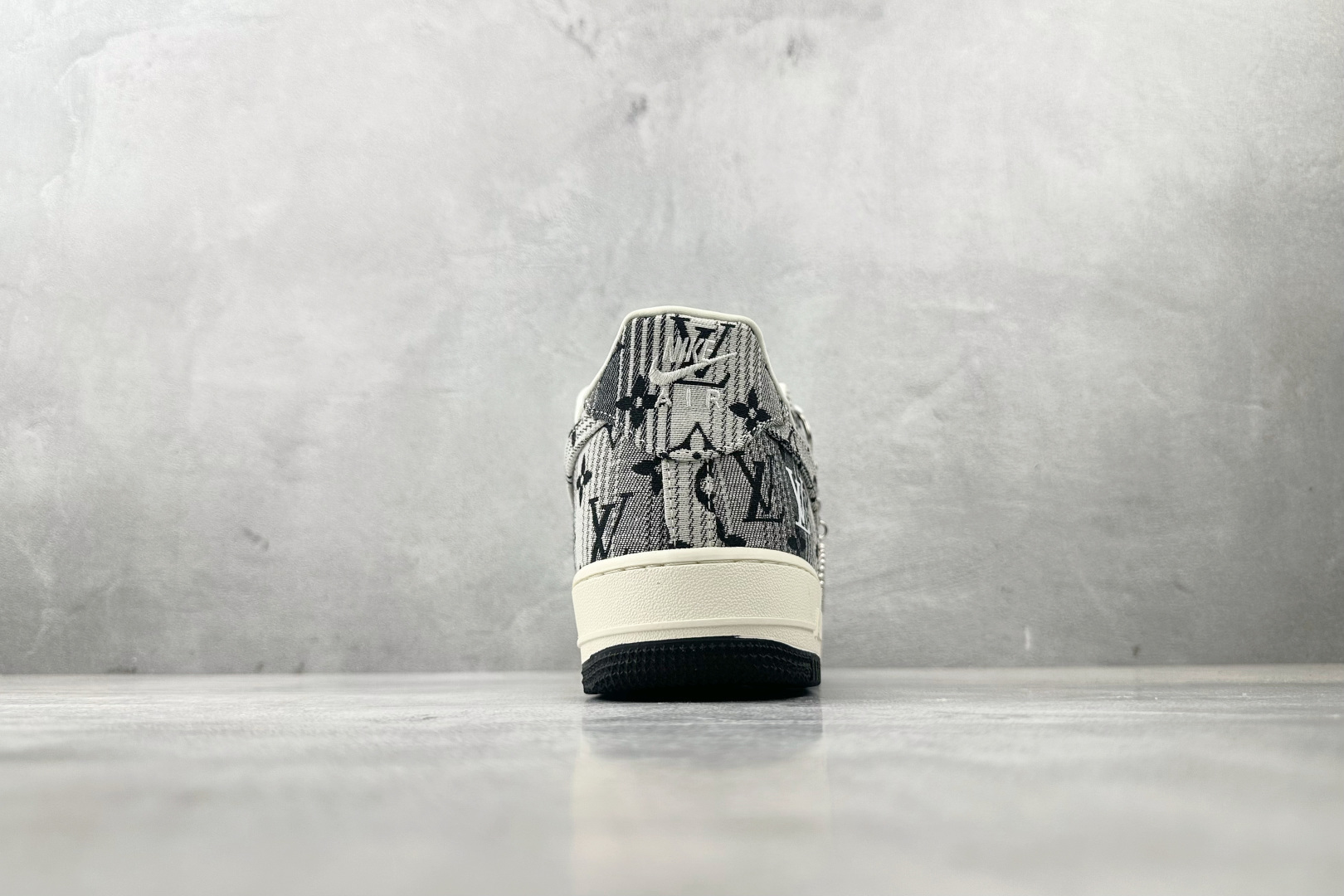 Nike Air Force 1 07 LV联名 黑白 DF0188-077-莆田鞋,莆田鞋货源,高仿鞋,高仿鞋货源,安福档口,莆田高仿鞋,莆田鞋批发,高仿鞋批发,莆田高仿运动鞋,高仿运动鞋,莆田运动鞋 Nike Air Force 1 07 LV联名 黑白 DF0188-077