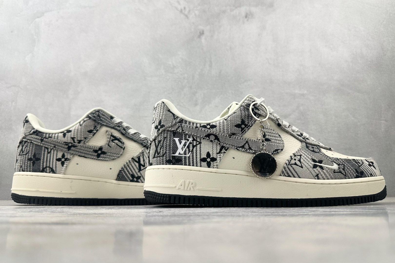 Nike Air Force 1 07 LV联名 黑白 DF0188-077-莆田鞋,莆田鞋货源,高仿鞋,高仿鞋货源,安福档口,莆田高仿鞋,莆田鞋批发,高仿鞋批发,莆田高仿运动鞋,高仿运动鞋,莆田运动鞋 Nike Air Force 1 07 LV联名 黑白 DF0188-077