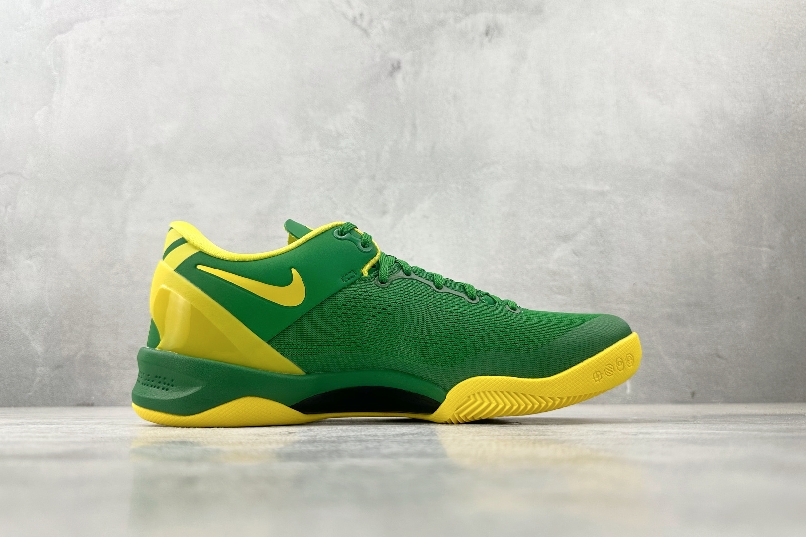 顶级 完美复刻 定制球鞋 Nike Kobe 8 811制造 Duck 鸳鸯俄勒冈配色 黄绿 FJ9364-100