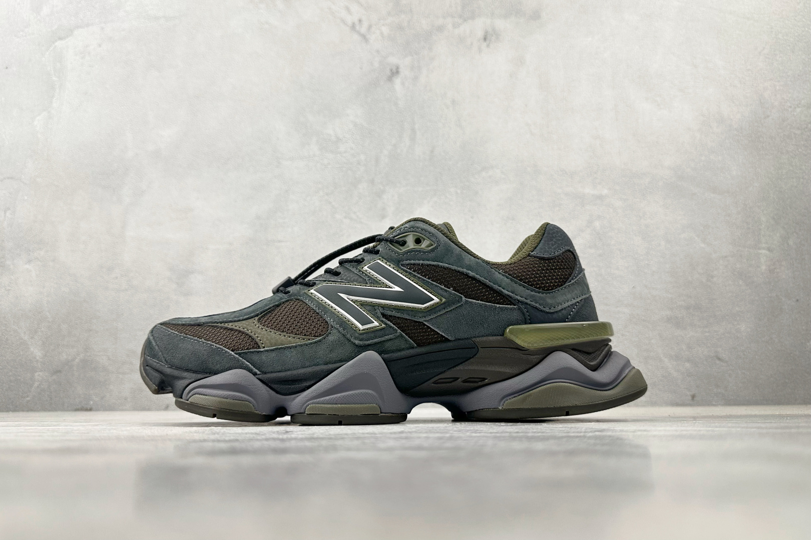 
New Balance NB 9060 绿黑色

货号：U9060。H
尺码：36 36.5 37.5