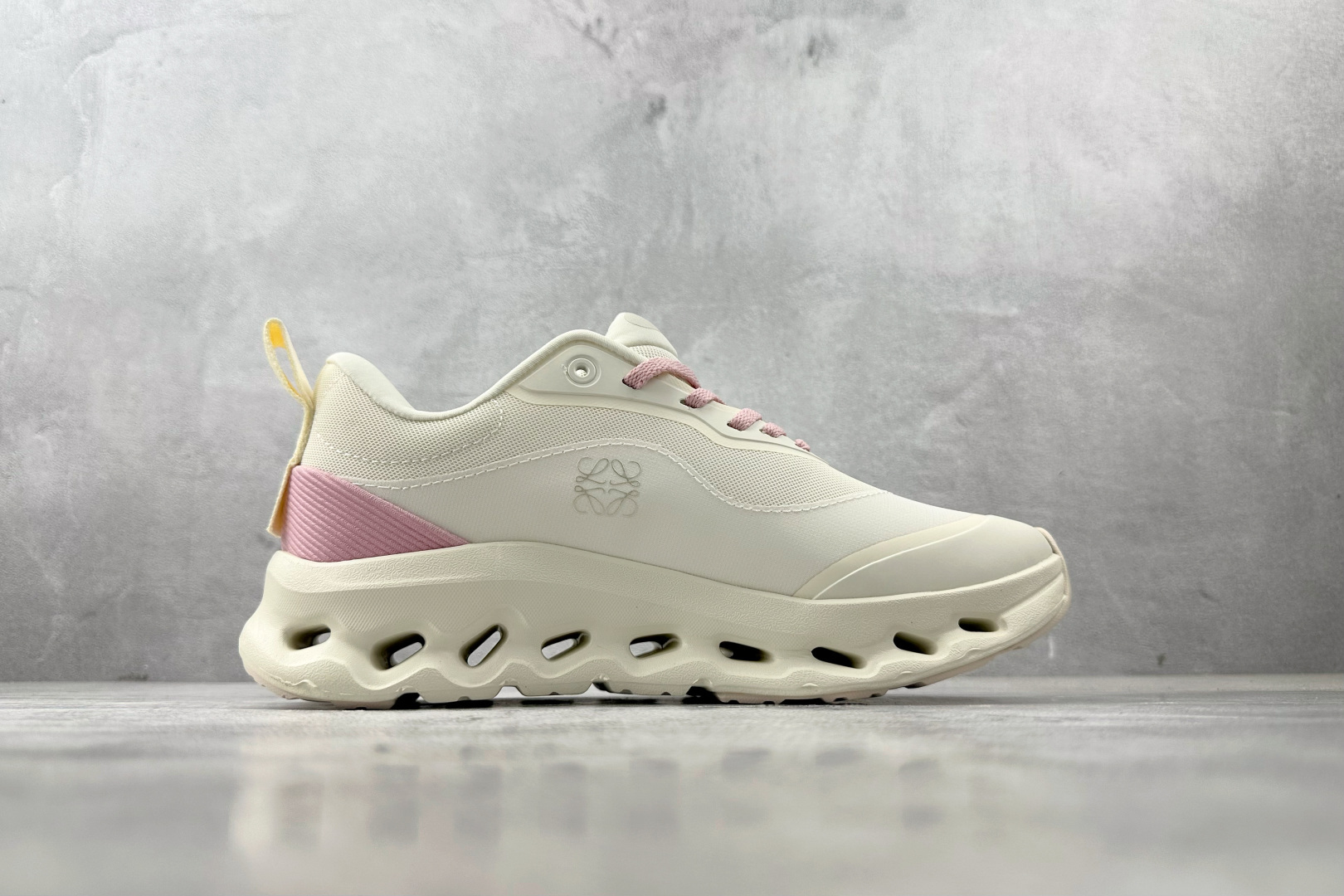 On昂跑 × LOEWE罗意威 Cloudtilt 2.0 白粉 3WE1069-莆田鞋,莆田鞋货源,高仿鞋,高仿鞋货源,安福档口,莆田高仿鞋,莆田鞋批发,高仿鞋批发,莆田高仿运动鞋,高仿运动鞋,莆田运动鞋 On昂跑 × LOEWE罗意威 Cloudtilt 2.0 白粉 3WE1069