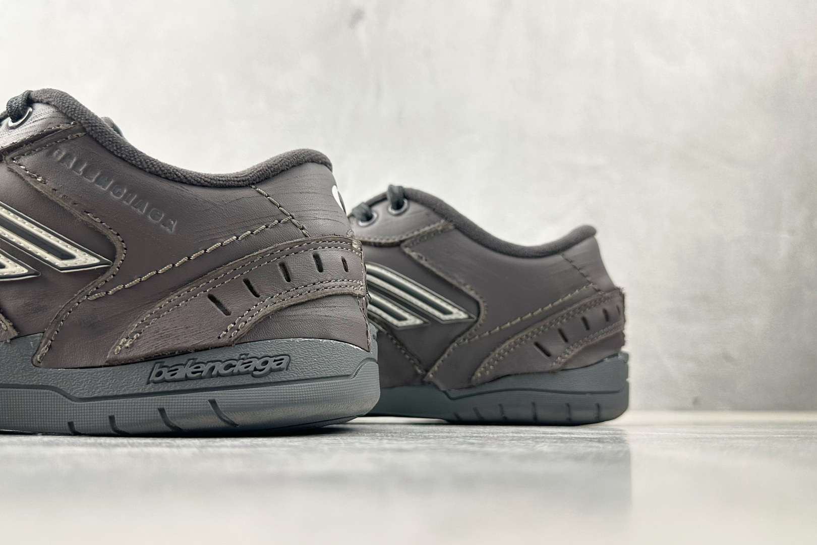 P450代购版 Balenciaga巴黎世家 Hamptons Worn-Out 棕色 841765WCURB