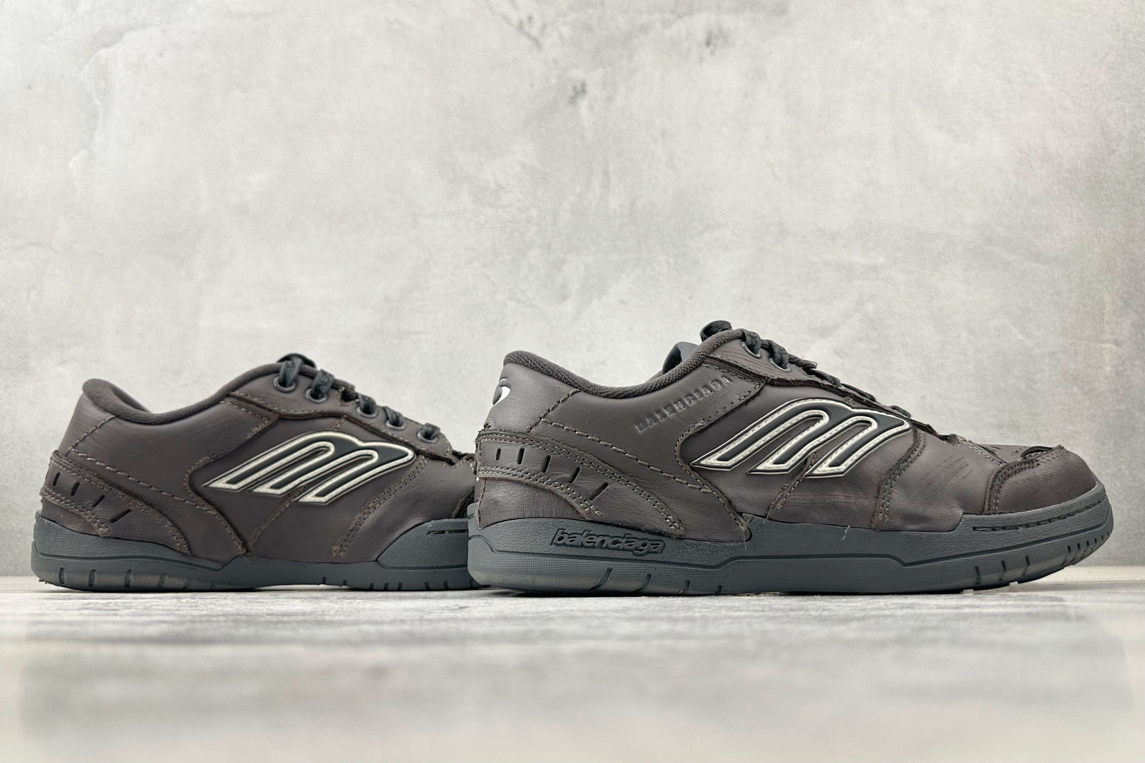 P450代购版 Balenciaga巴黎世家 Hamptons Worn-Out 棕色 841765WCURB