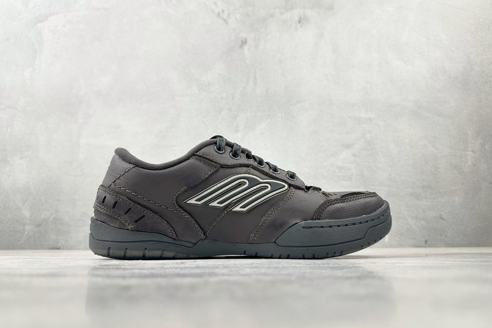 P450代购版 Balenciaga巴黎世家 Hamptons Worn-Out 棕色 841765WCURB