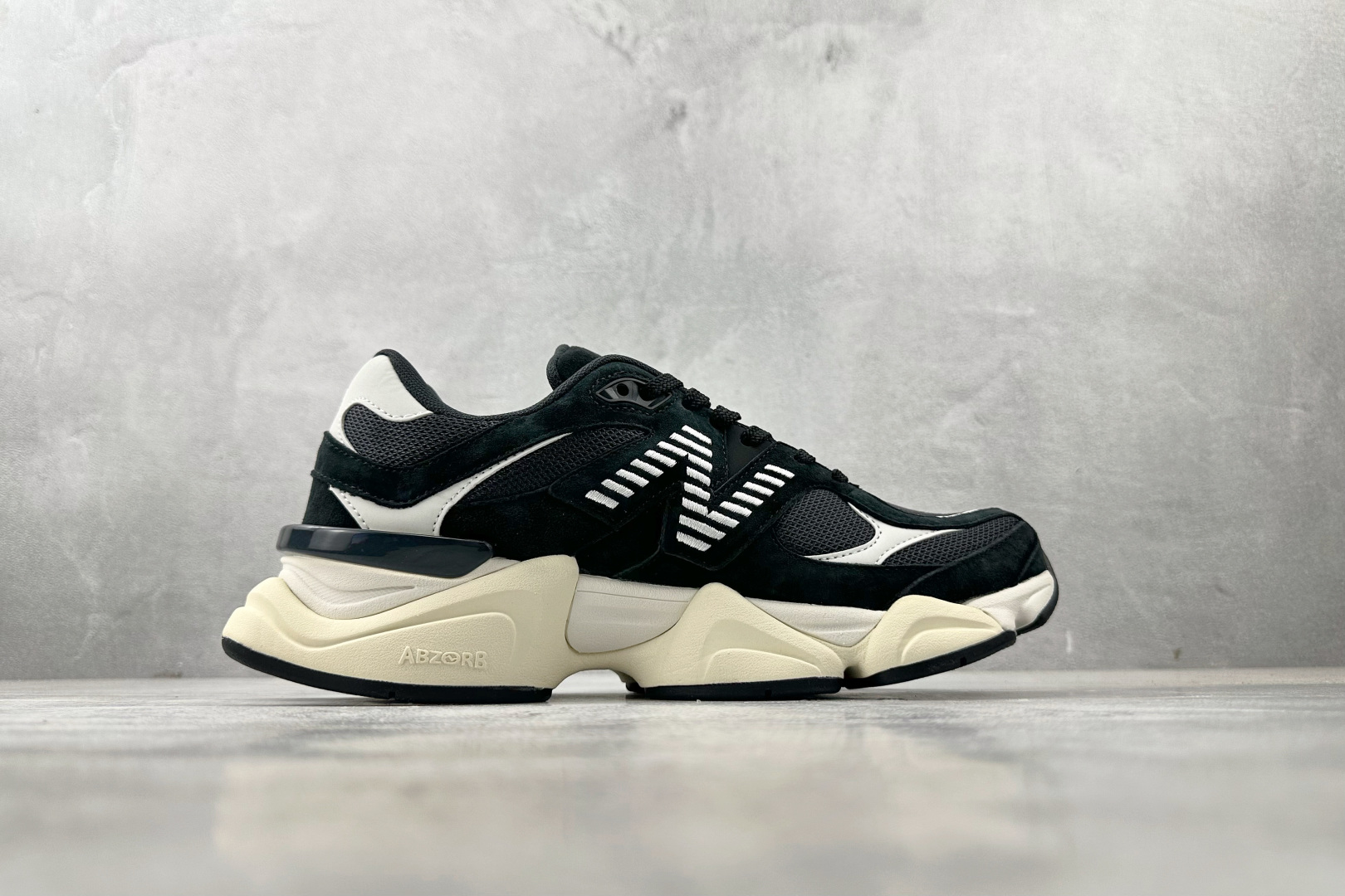 
New Balance NB 9060 黑白

货号：U9060AAA
尺码：36 36.5 37.5