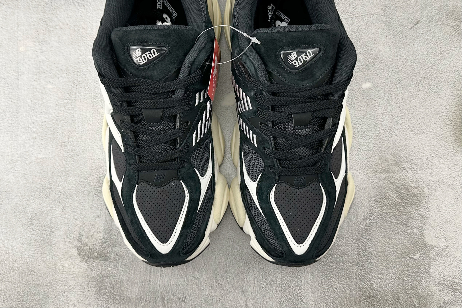 
New Balance NB 9060 黑白

货号：U9060AAA
尺码：36 36.5 37.5