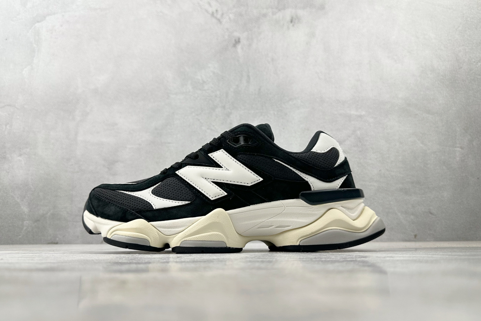
New Balance NB 9060 黑白

货号：U9060AAA
尺码：36 36.5 37.5