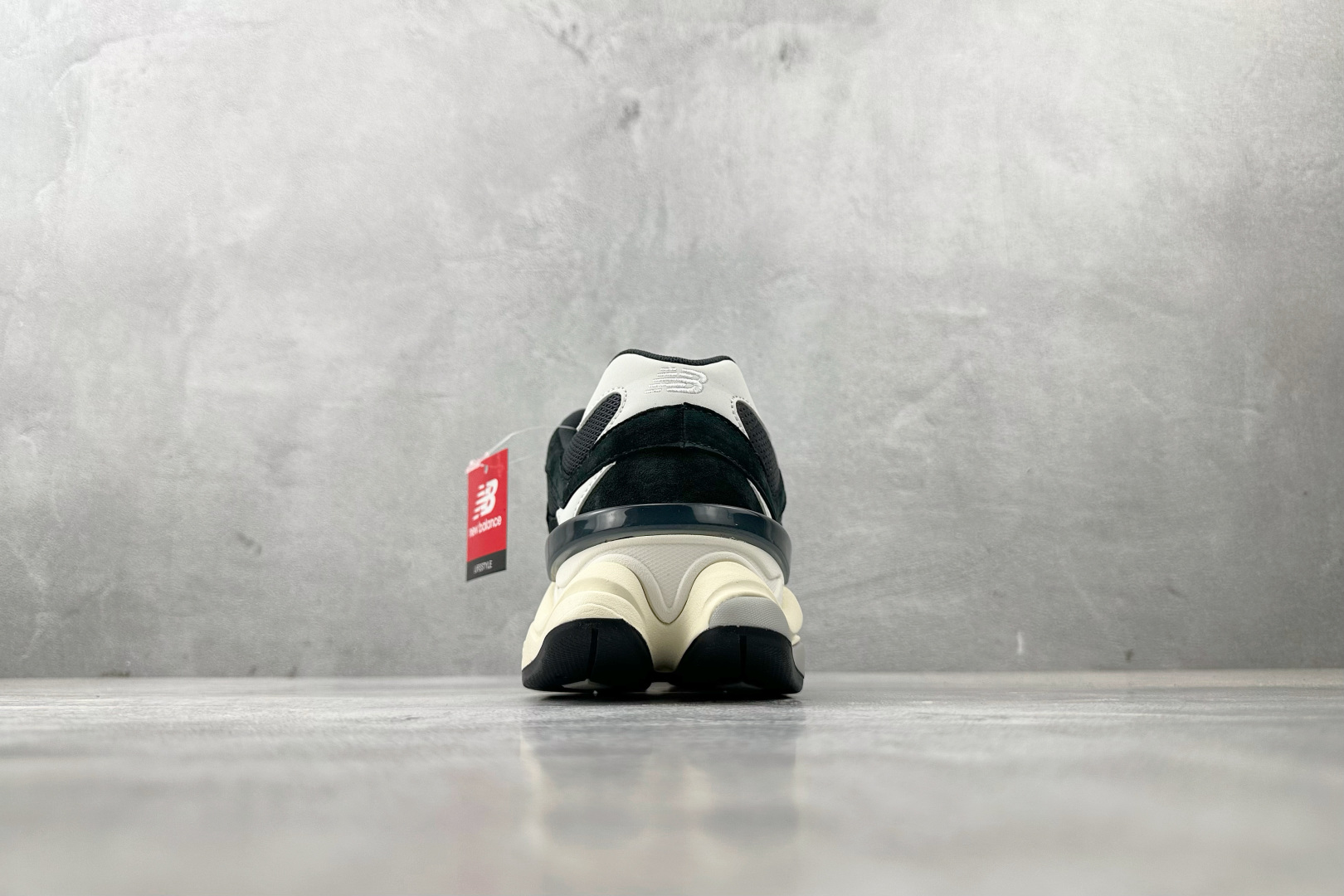 
New Balance NB 9060 黑白

货号：U9060AAA
尺码：36 36.5 37.5