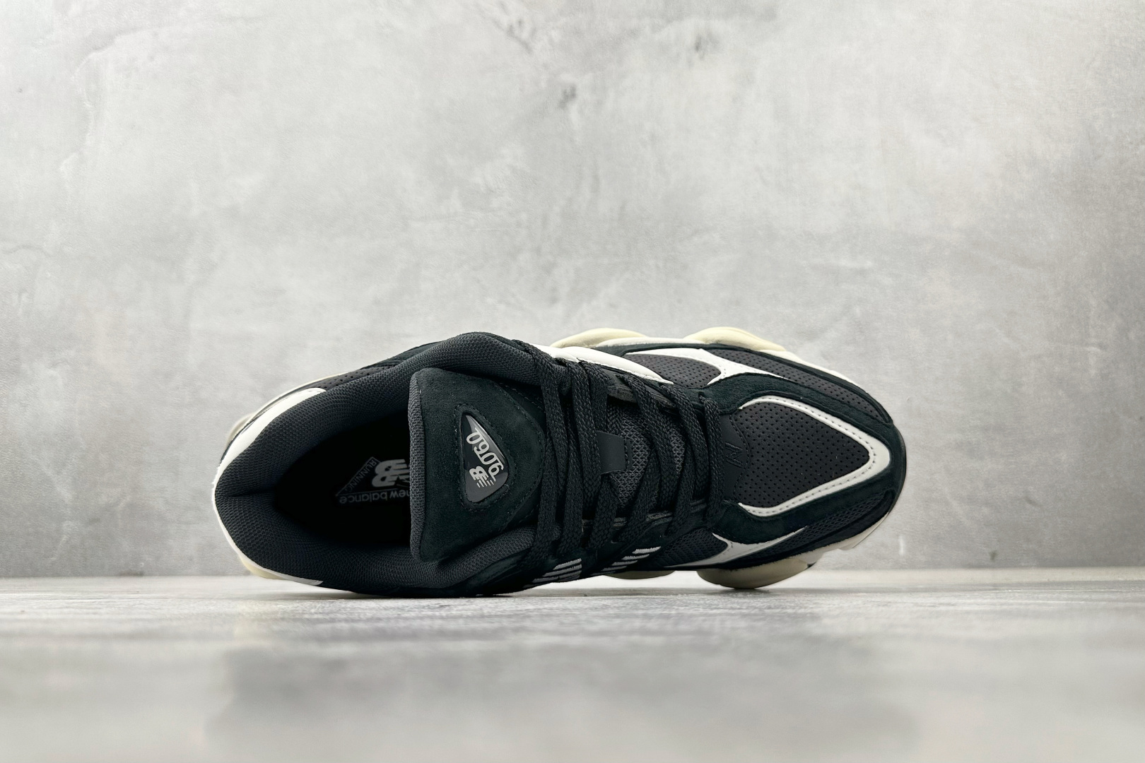 
New Balance NB 9060 黑白

货号：U9060AAA
尺码：36 36.5 37.5