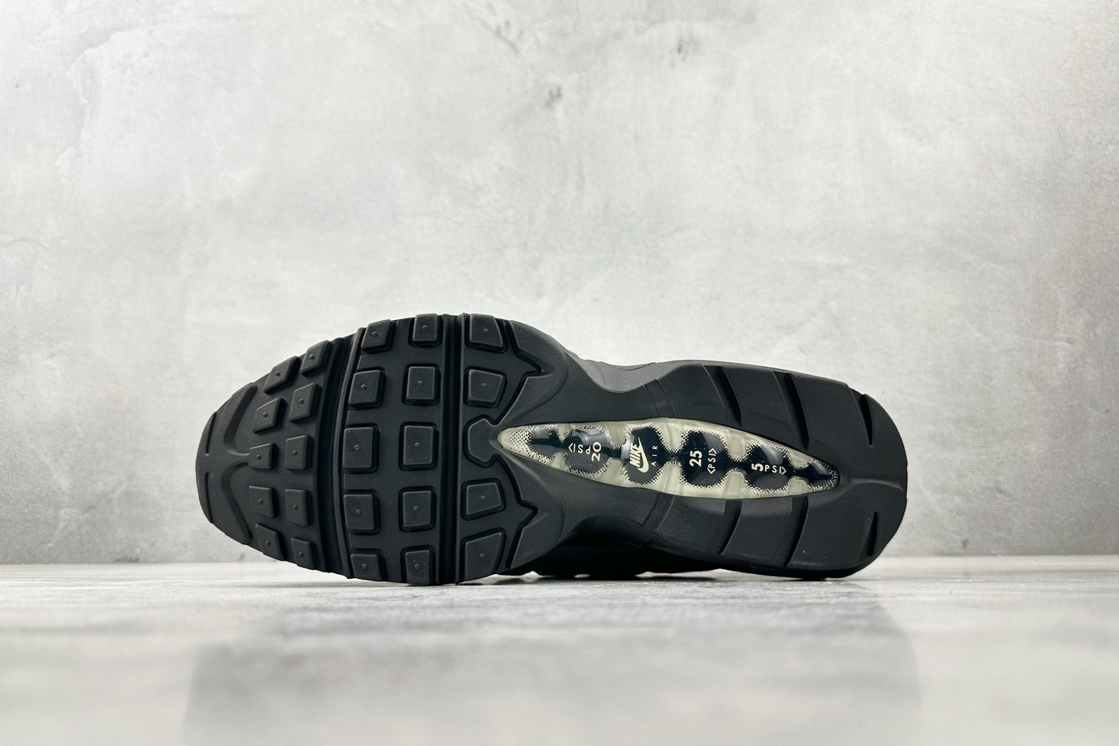 顶级 完美复刻 Nike Air 95 黑灰 HJ5996-002-莆田鞋,莆田鞋货源,高仿鞋,高仿鞋货源,安福档口,莆田高仿鞋,莆田鞋批发,高仿鞋批发,莆田高仿运动鞋,高仿运动鞋,莆田运动鞋 顶级 完美复刻 Nike Air 95 黑灰 HJ5996-002