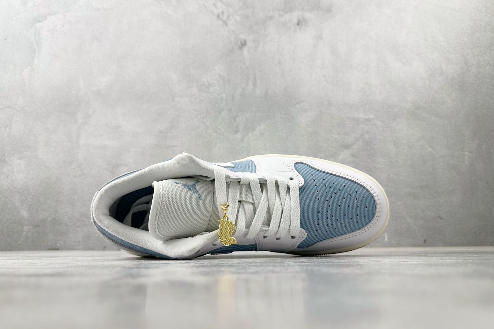 Jordan Air Jordan 1 蓝白色 HQ2004-400-莆田鞋,莆田鞋货源,高仿鞋,高仿鞋货源,安福档口,莆田高仿鞋,莆田鞋批发,高仿鞋批发,莆田高仿运动鞋,高仿运动鞋,莆田运动鞋 Jordan Air Jordan 1 蓝白色 HQ2004-400