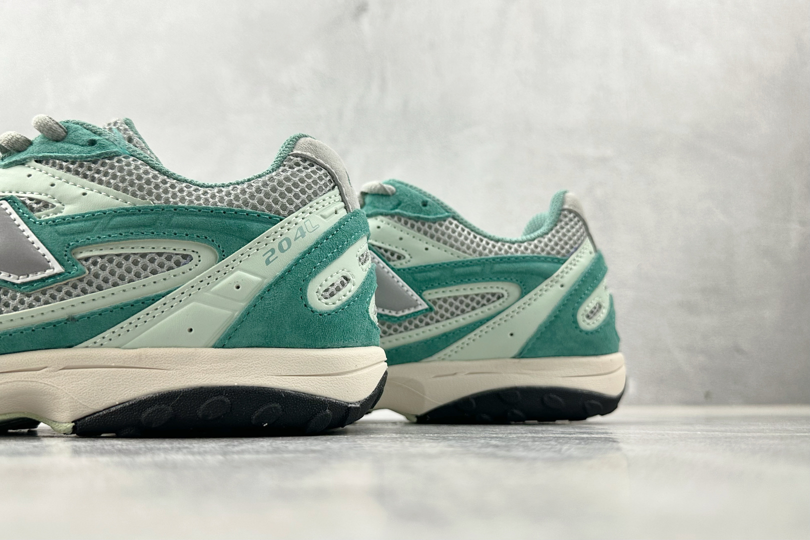 200 纯原出品 KITH × New Balance 204L 绿灰色 U204LKTA-Chinese UA Cheap High Quatity Brand Clothes Bags handbags Sneakers wholesale wholesaler seller from China Factory suppliers Fashion Clothing Shoes best Quality Beautiful Price 200 纯原出品 KITH × New Balance 204L 绿灰色 U204LKTA