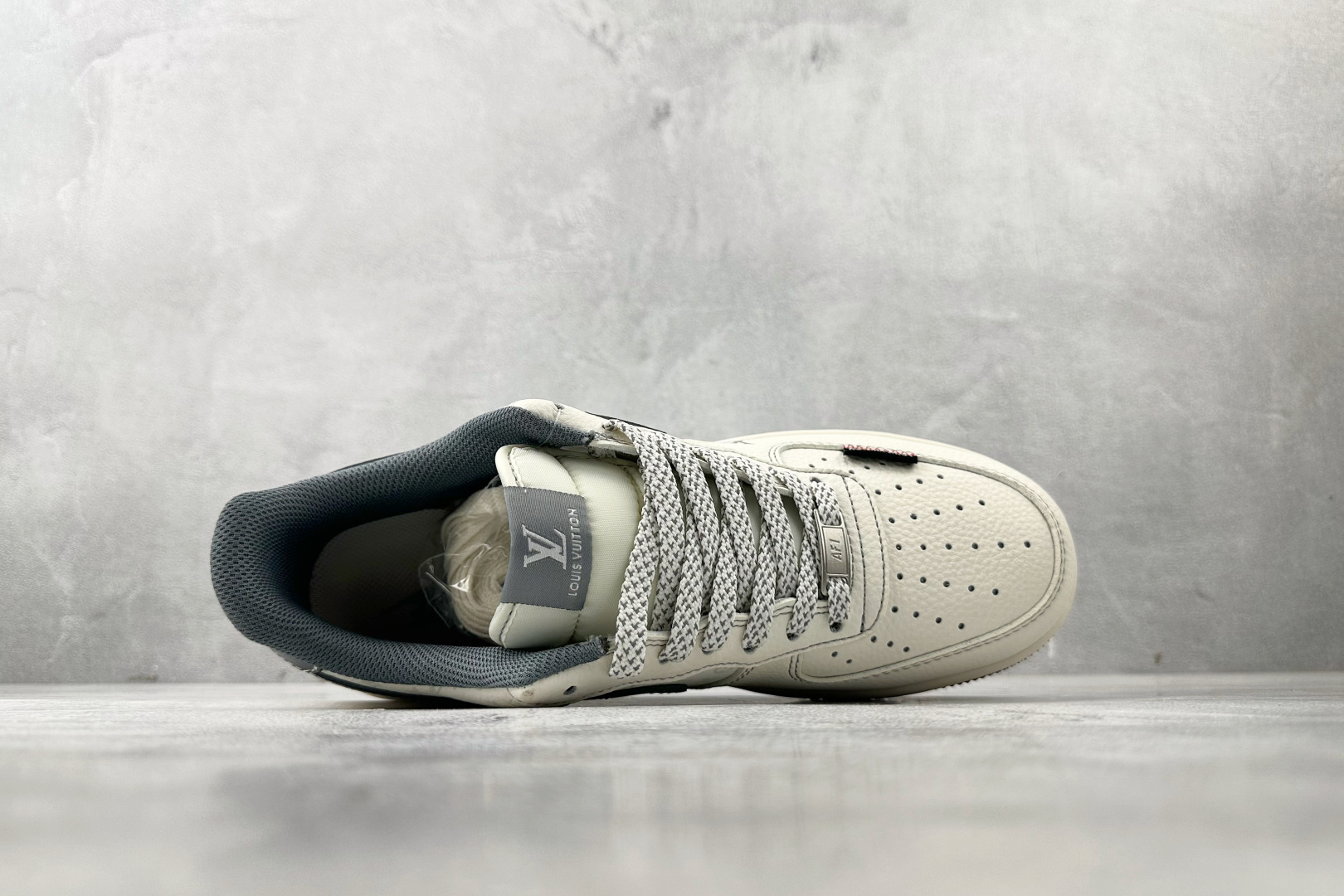 Nike Air Force 1 07 LV 联名 米白灰 CX5050-Y08-莆田鞋,莆田鞋货源,高仿鞋,高仿鞋货源,安福档口,莆田高仿鞋,莆田鞋批发,高仿鞋批发,莆田高仿运动鞋,高仿运动鞋,莆田运动鞋 Nike Air Force 1 07 LV 联名 米白灰 CX5050-Y08