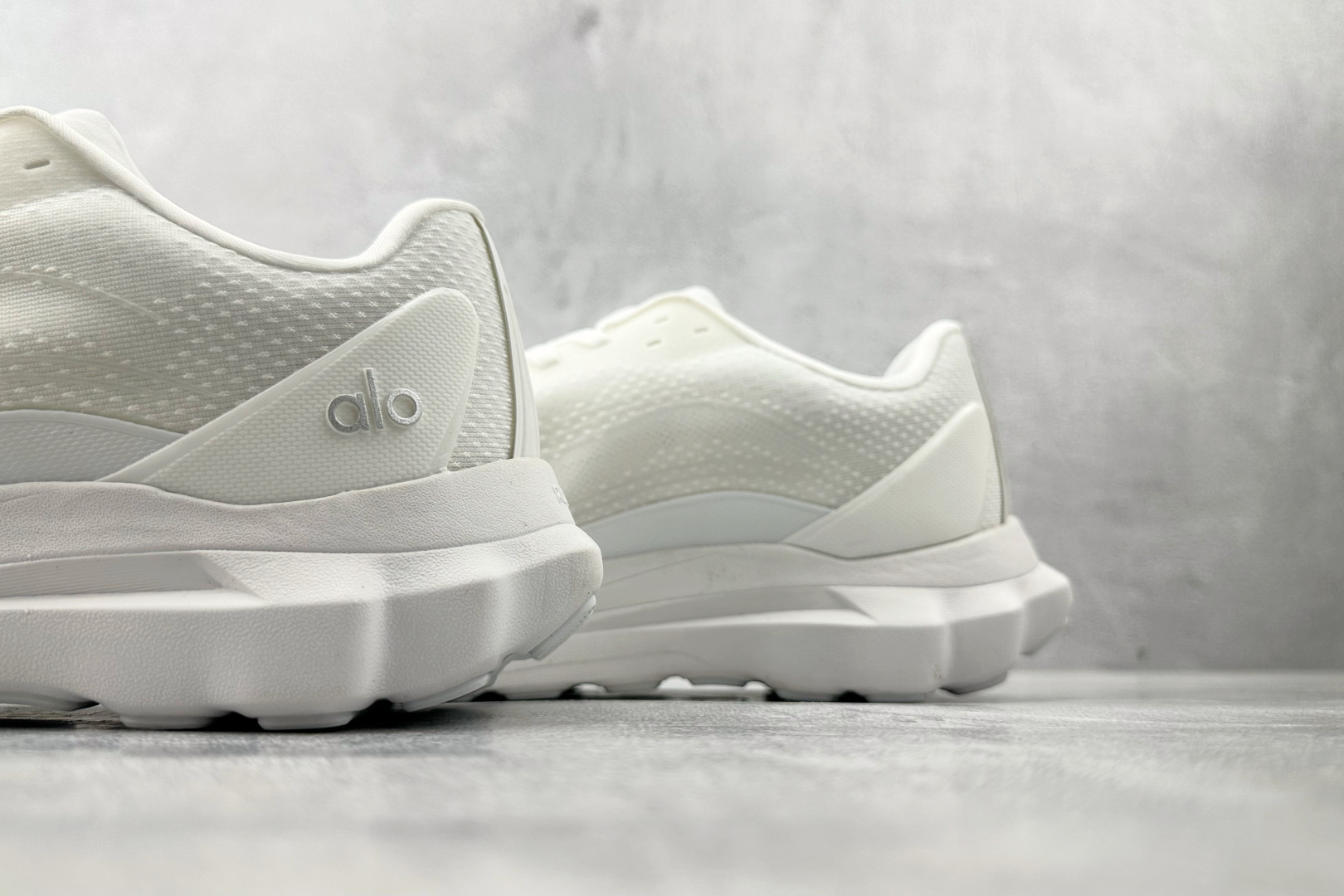 OT纯原 alo yoga Alo Runner 白色货号：A0590U-White/White尺码：3