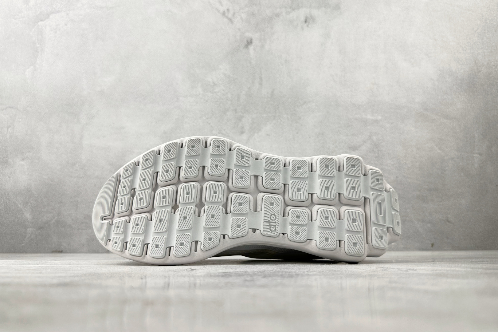 OT纯原 alo yoga Alo Runner 白色货号：A0590U-White/White尺码：3