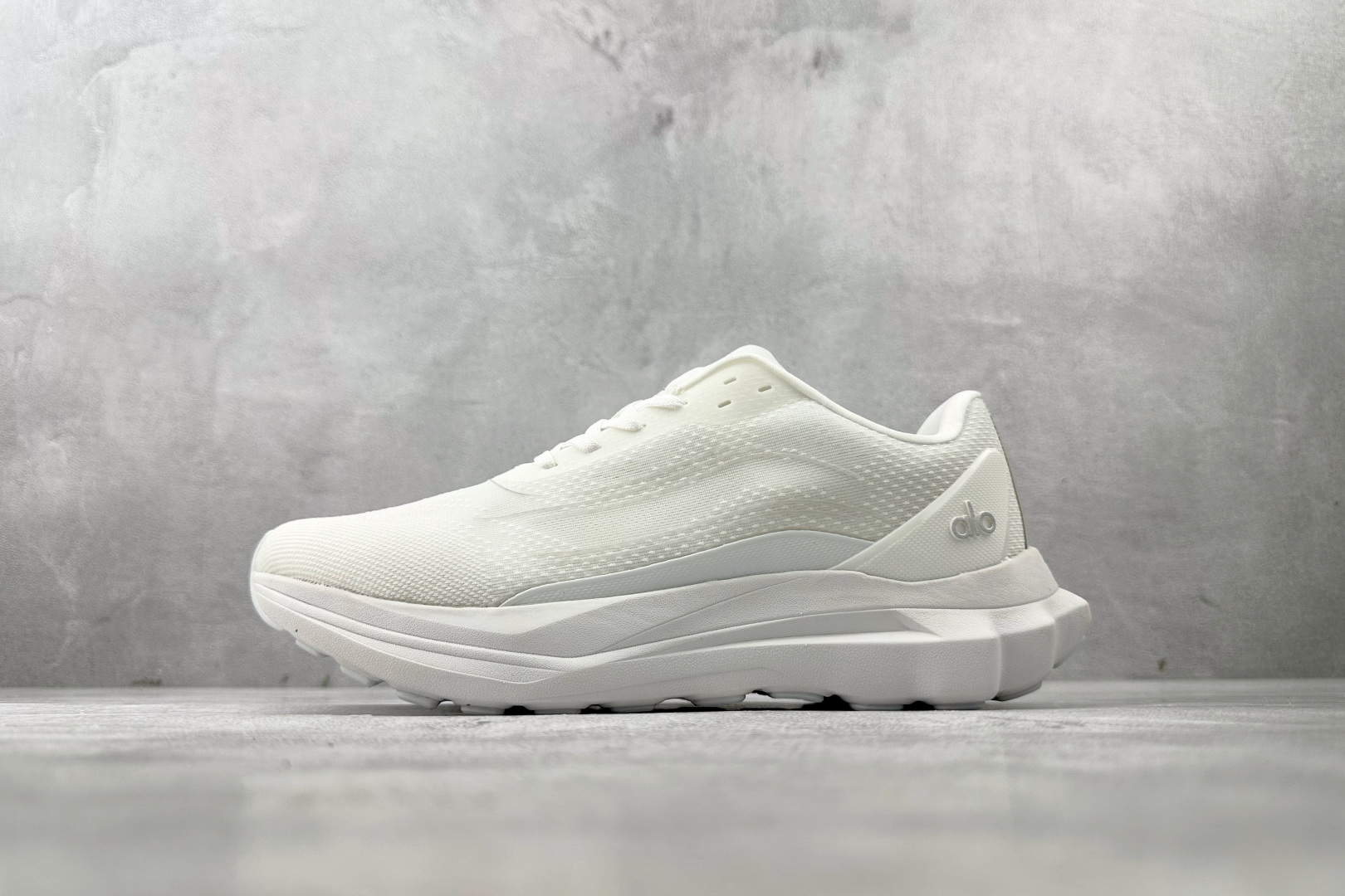 OT纯原 alo yoga Alo Runner 白色货号：A0590U-White/White尺码：3