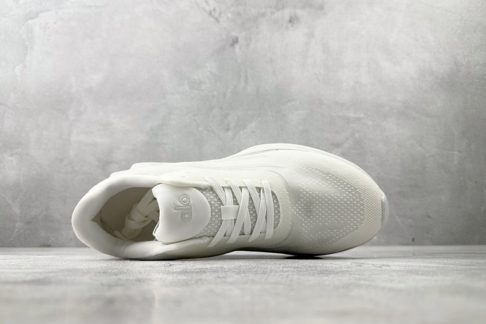 OT纯原 alo yoga Alo Runner 白色货号：A0590U-White/White尺码：3